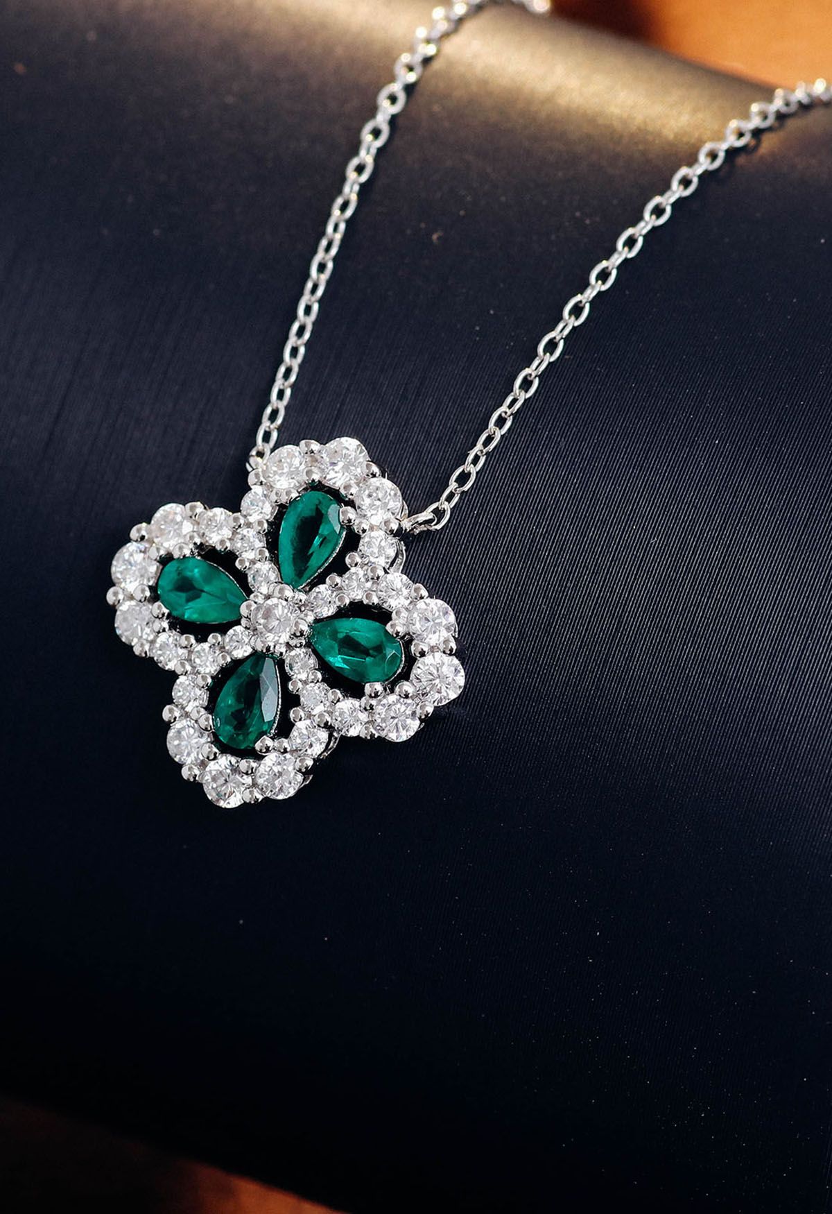 Collar de gemas de esmeraldas con trébol de cuatro hojas