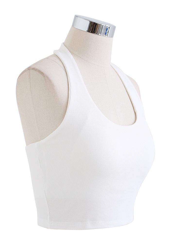 Top corto sin espalda con cuello halter en blanco