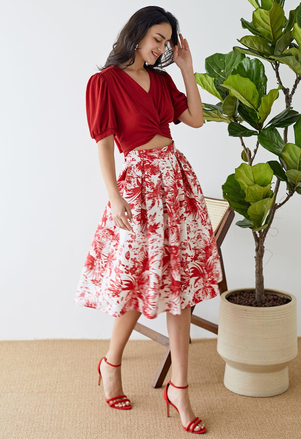 Falda midi plisada de jacquard con surcos tropicales en rojo