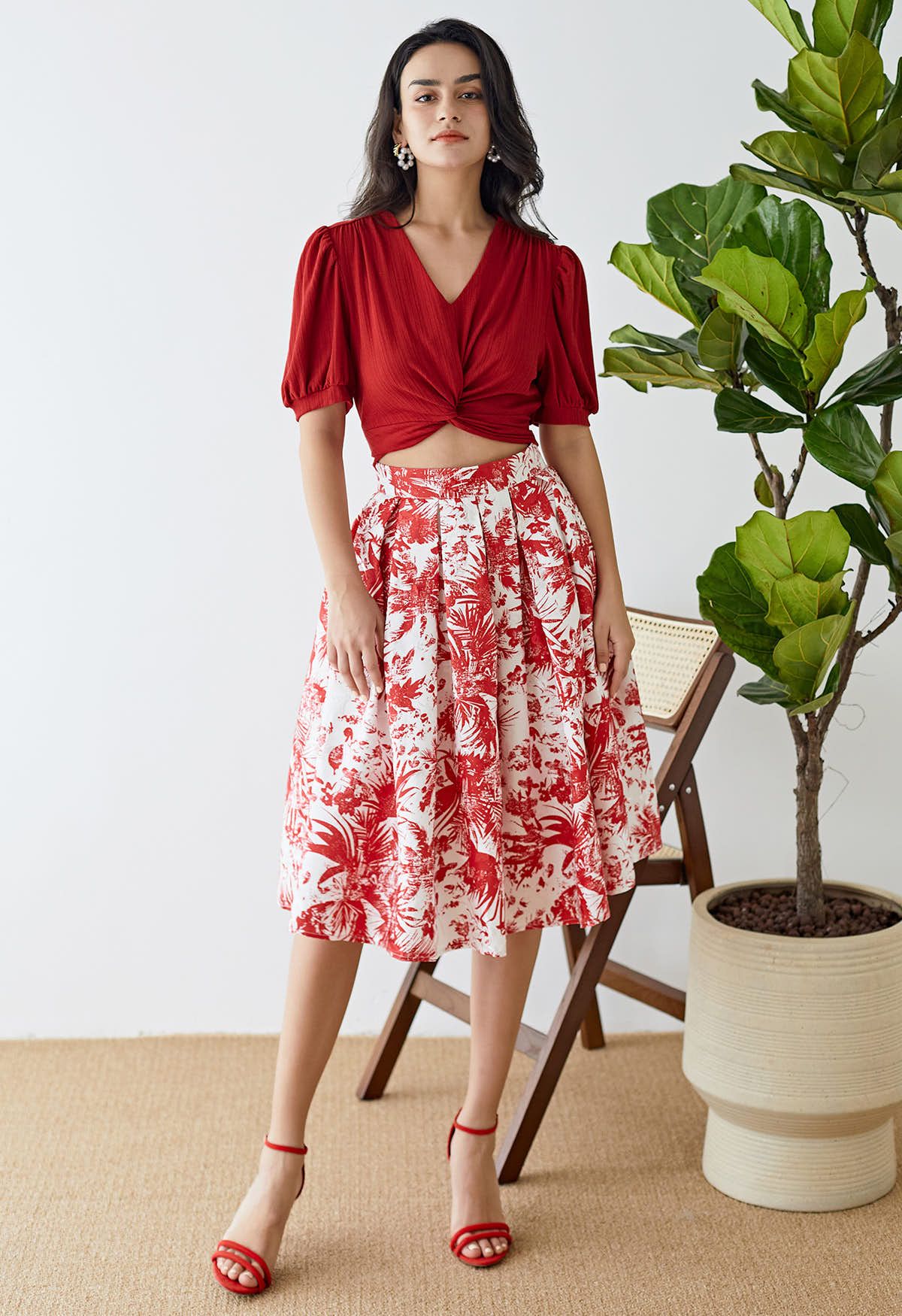 Falda midi plisada de jacquard con surcos tropicales en rojo