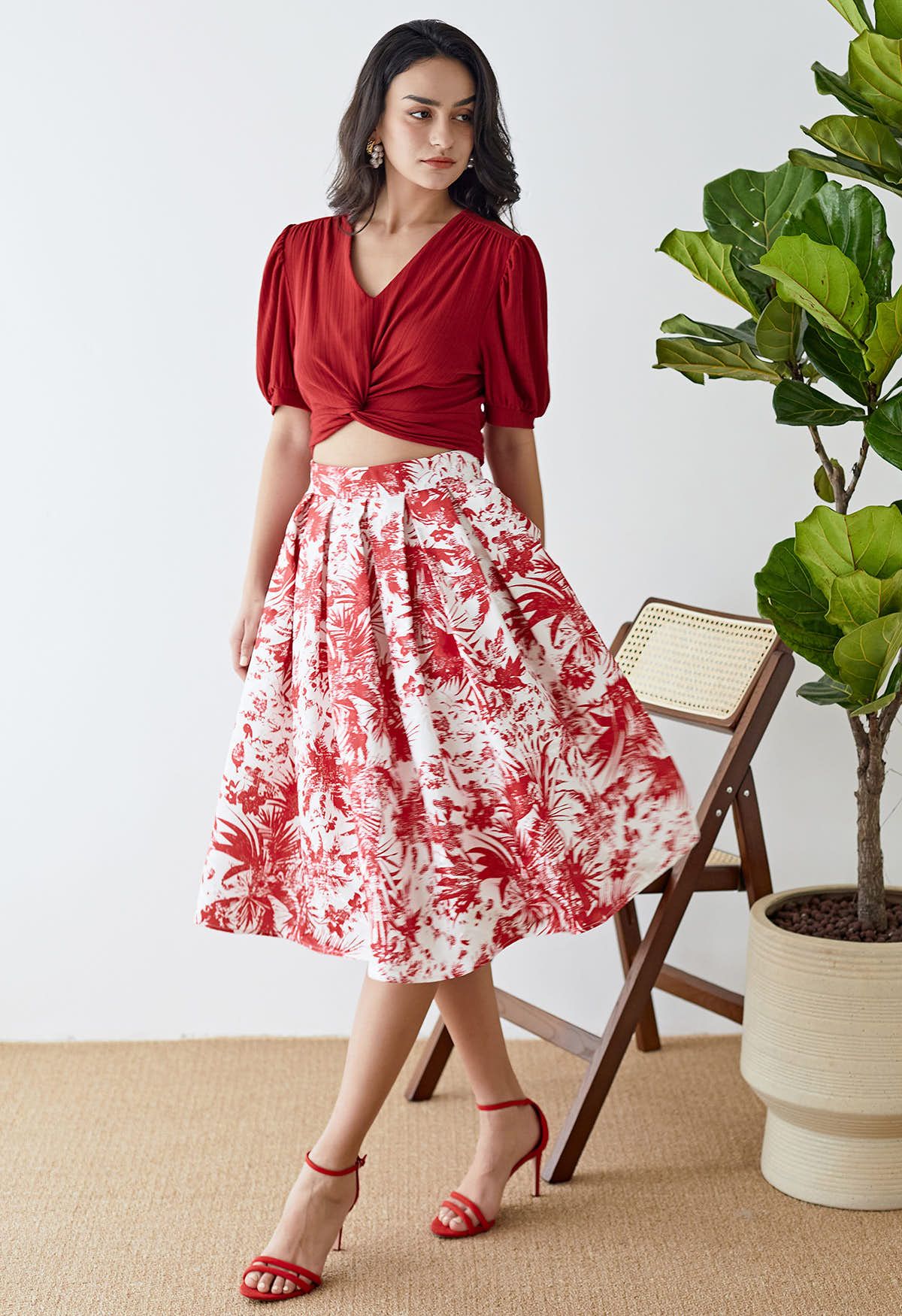 Falda midi plisada de jacquard con surcos tropicales en rojo