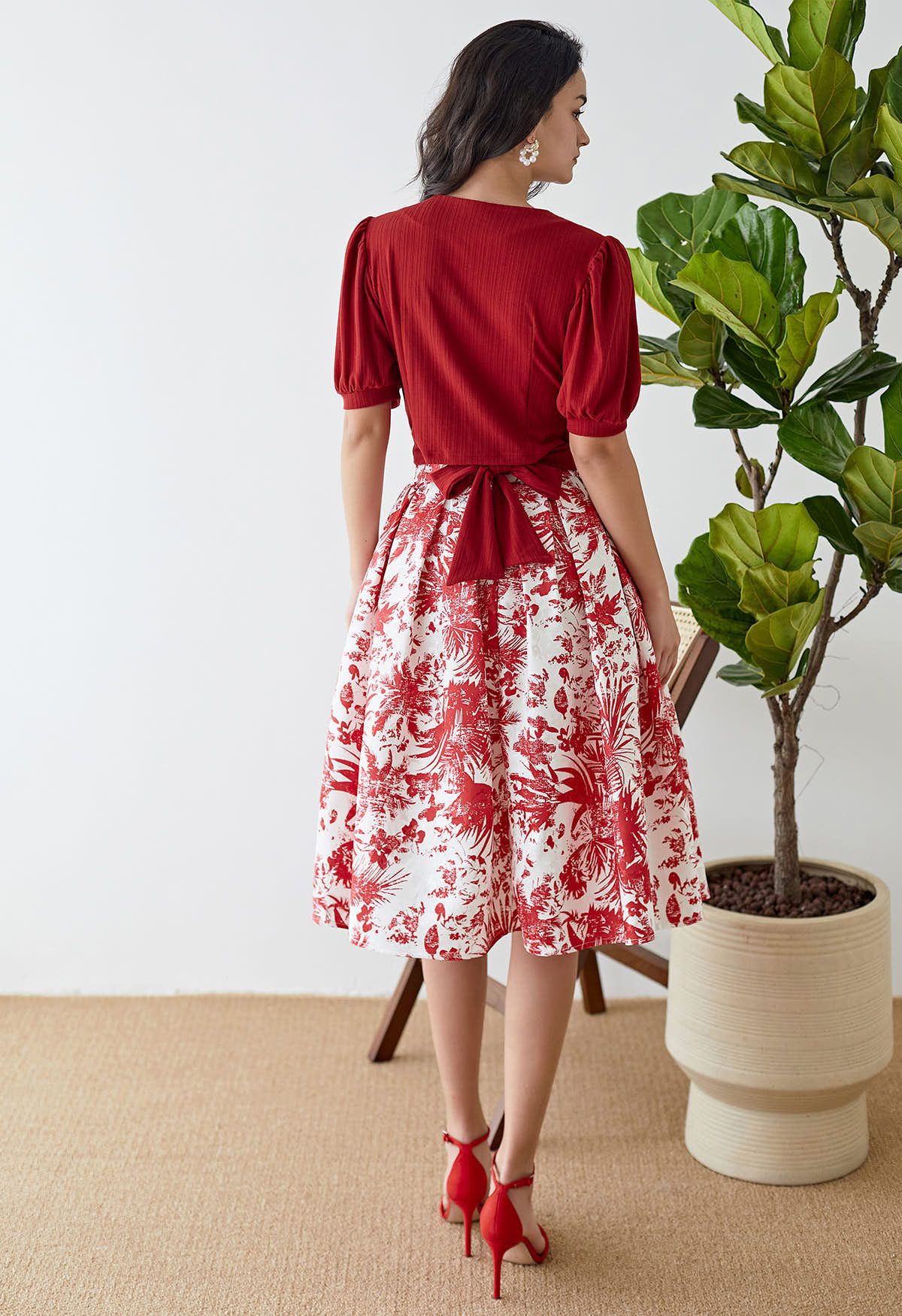 Falda midi plisada de jacquard con surcos tropicales en rojo