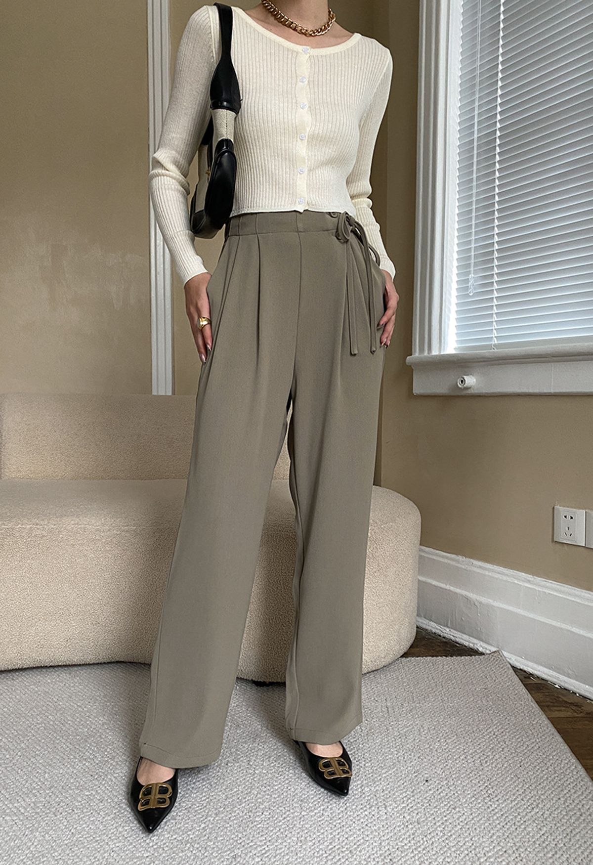 Pantalones de pierna recta plisados con cordón lateral en gris topo