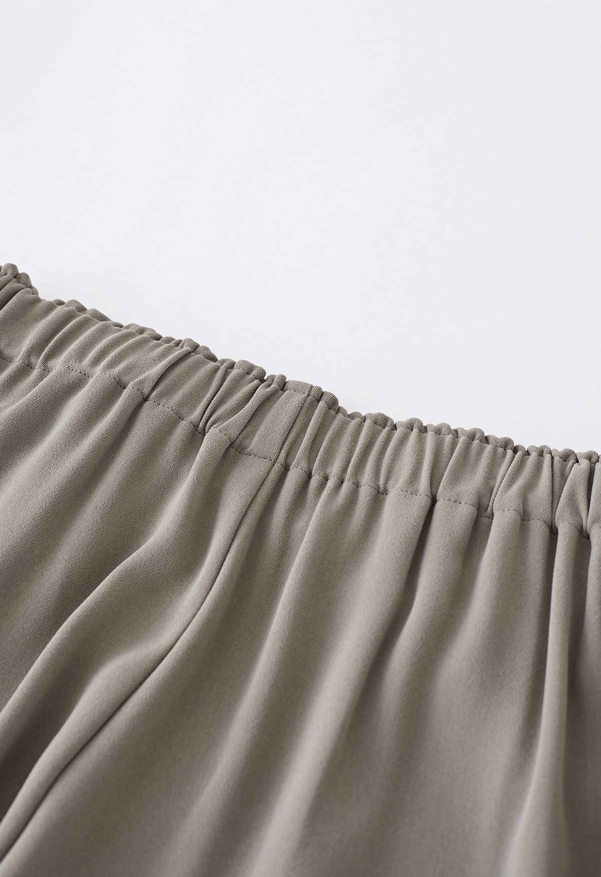 Pantalones de pierna recta plisados con cordón lateral en gris topo