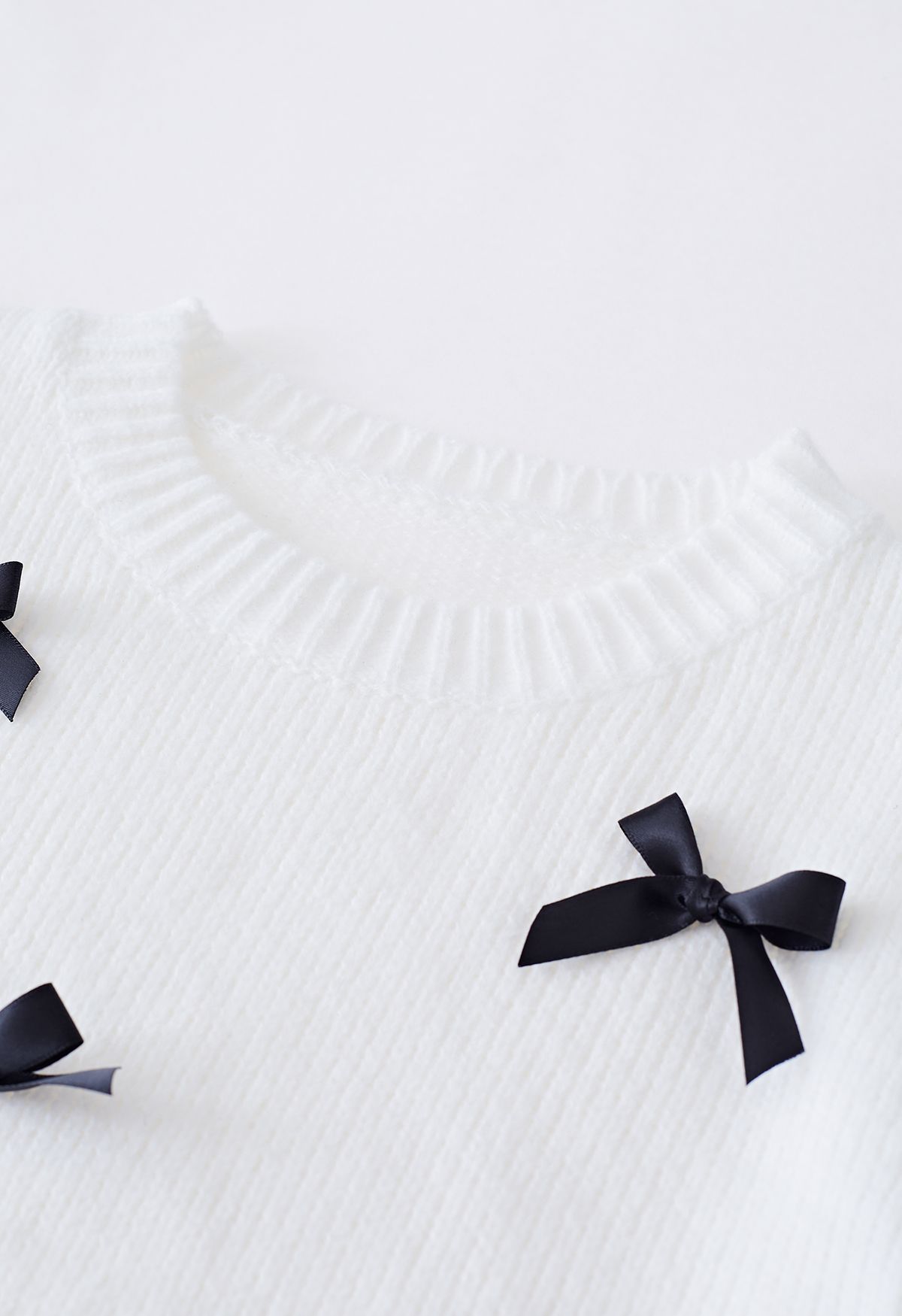 Suéter de punto de manga corta adornado con lazo en blanco