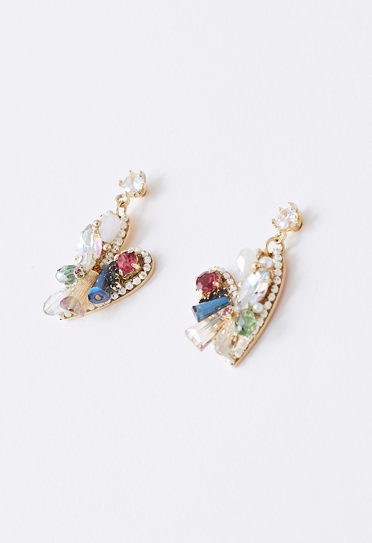 Aretes en forma de corazón con gemas múltiples