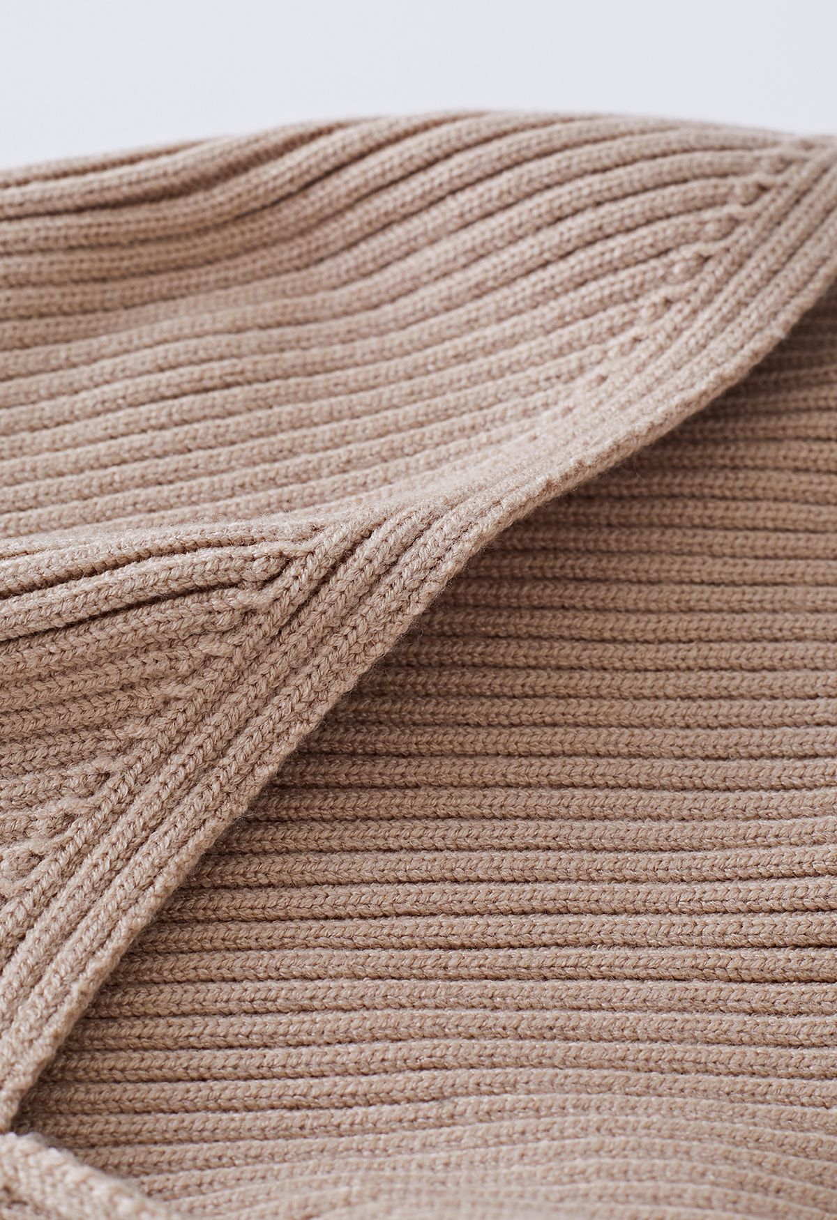 Conjunto de top de punto sin tirantes y manga de suéter en color arena