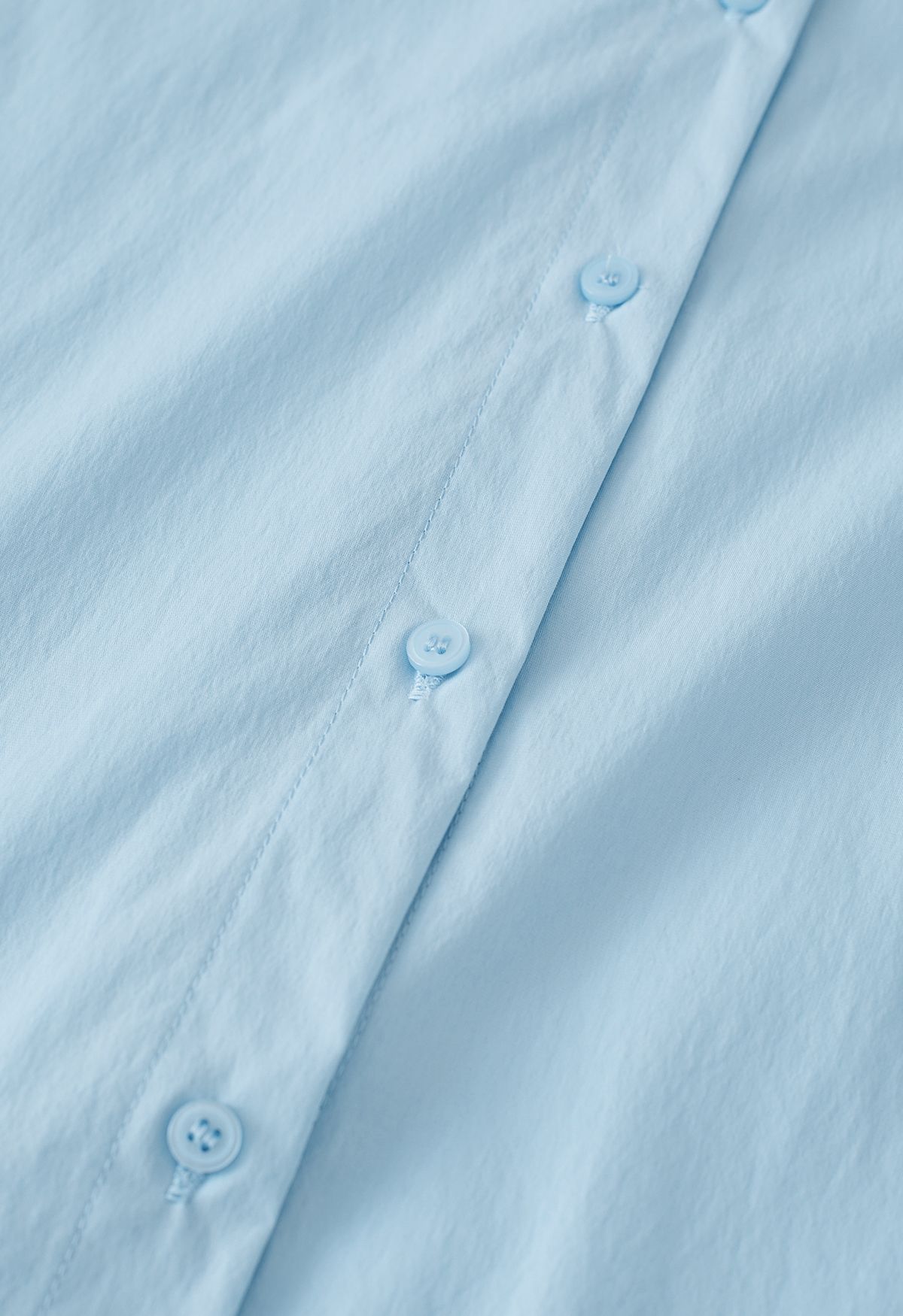 Camisa de algodón con parche plisado en azul