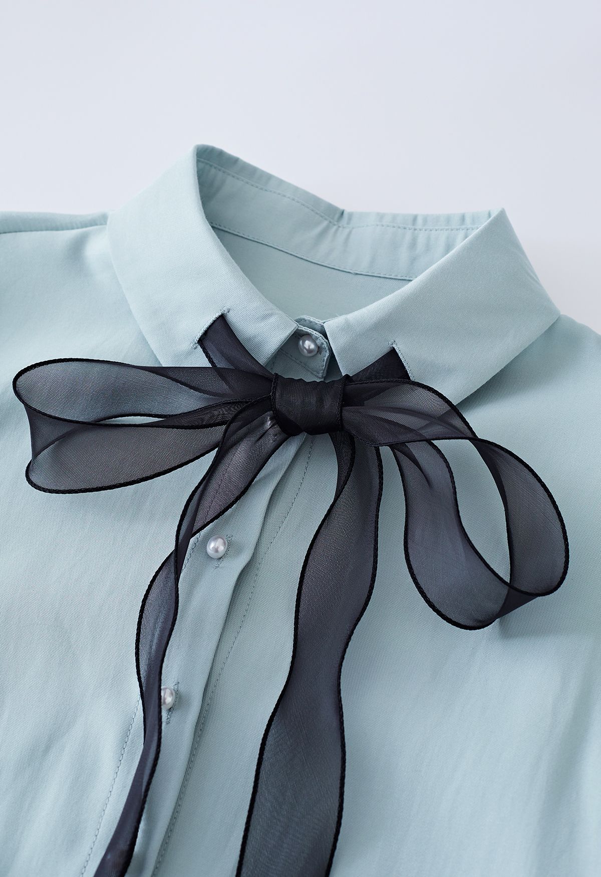 Camisa de organza con botones y lazo en azul