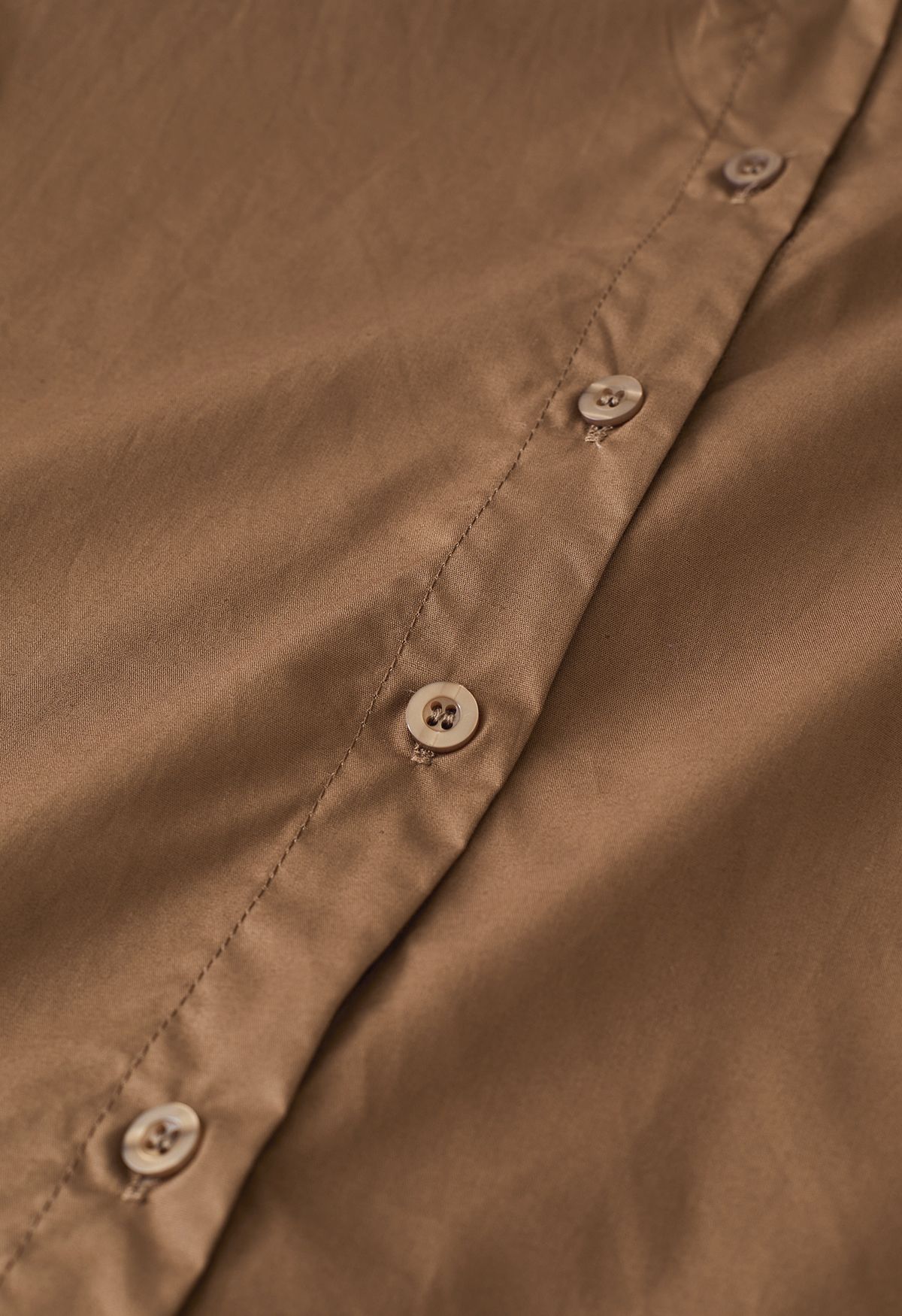 Camisa de algodón con botones y cuello en punta en marrón