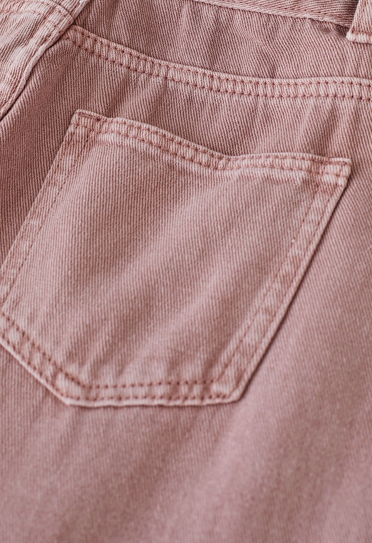 Vaqueros desgastados de pernera recta con cinturón en rosa