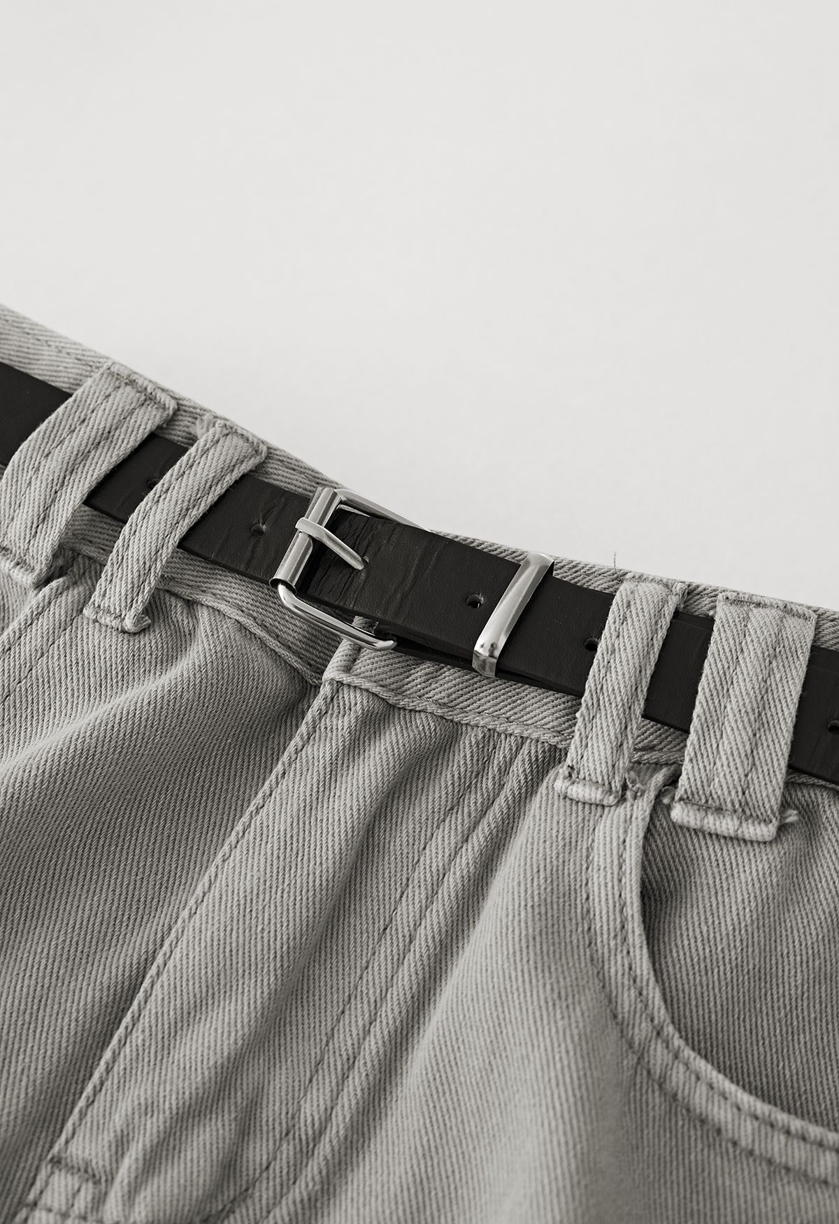 Jeans desgastados de pierna recta con cinturón en color salvia