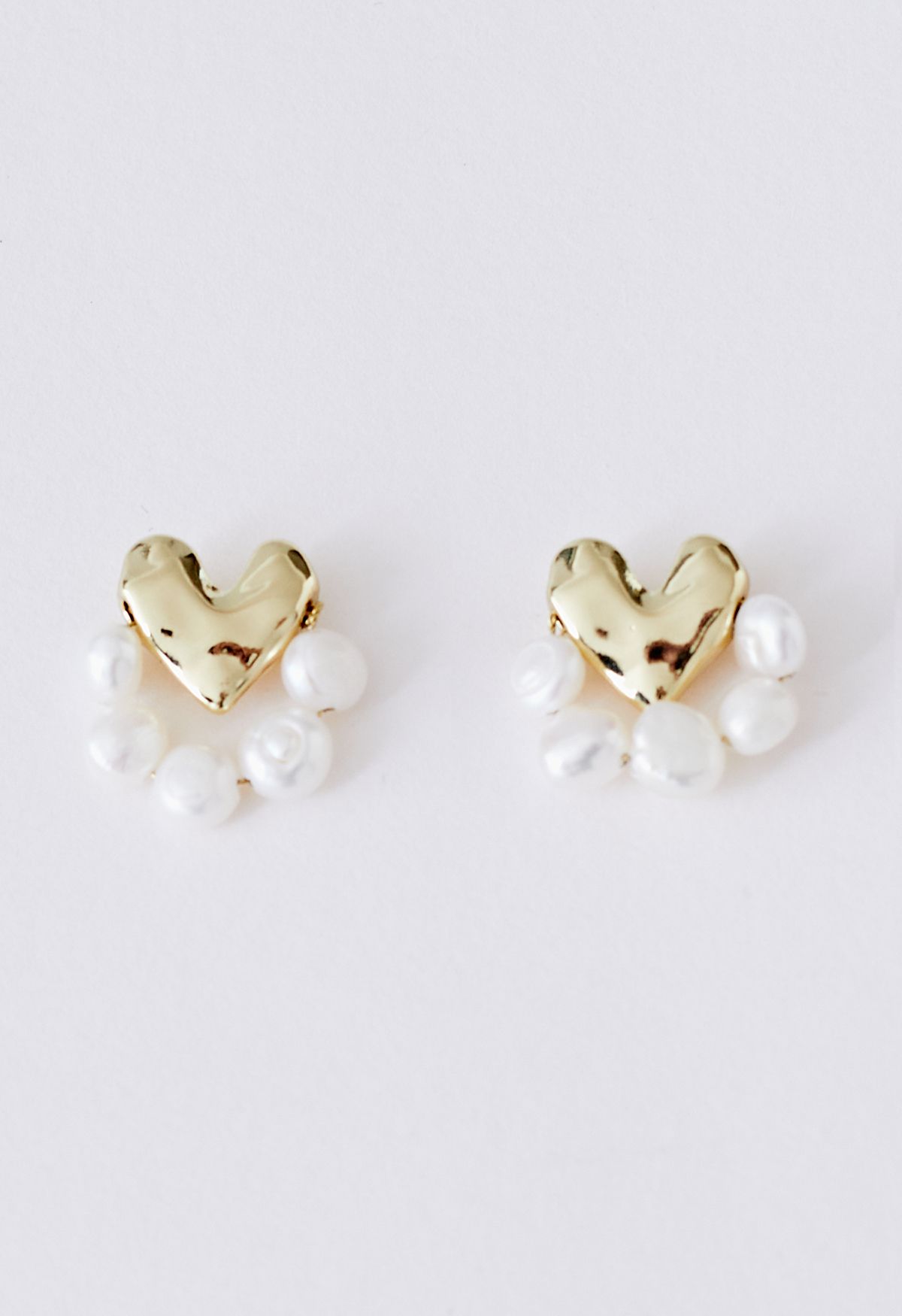 Pendientes con ribete de perla y corazón dorado