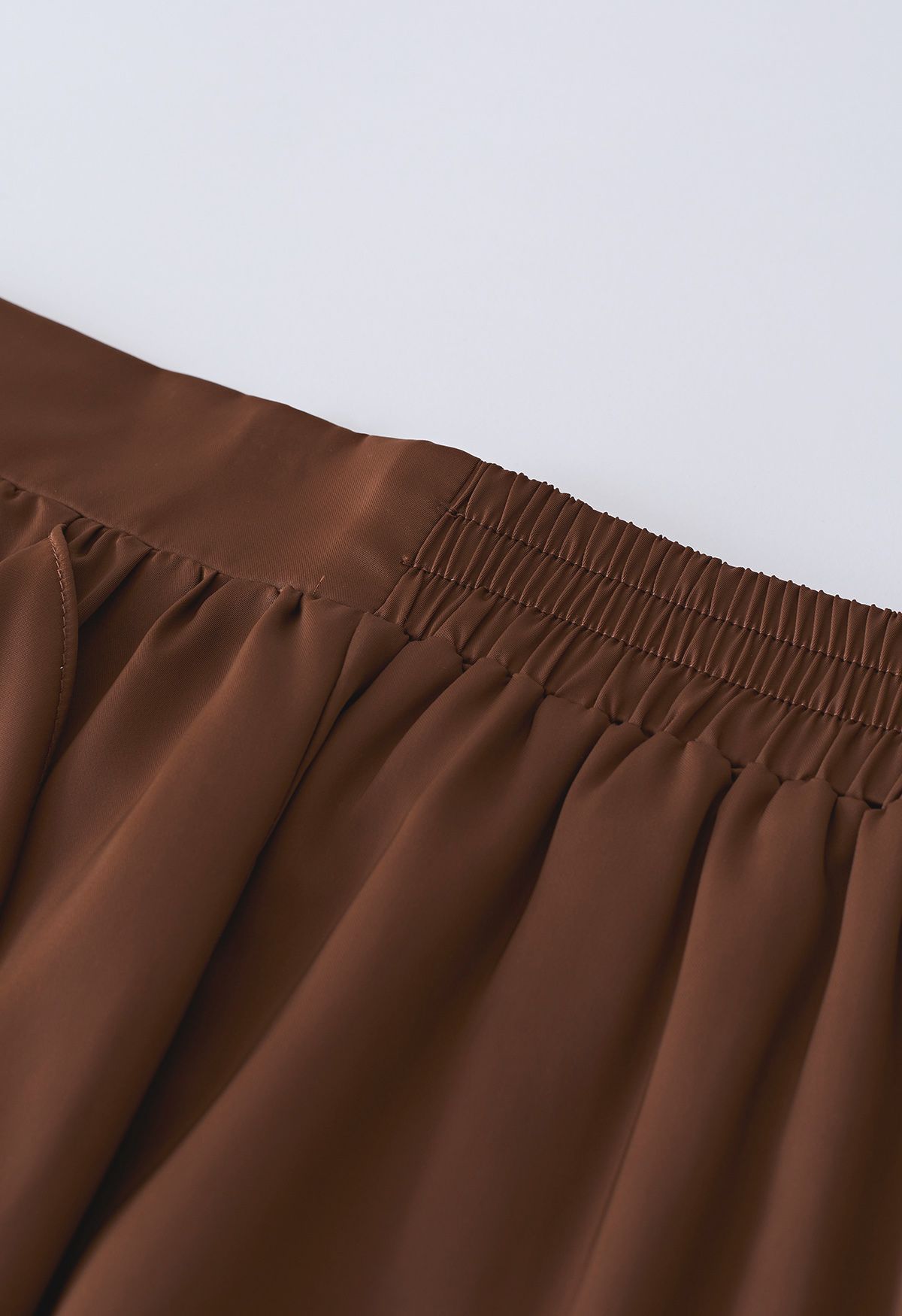 Falda midi de satén asimétrica con volantes en marrón