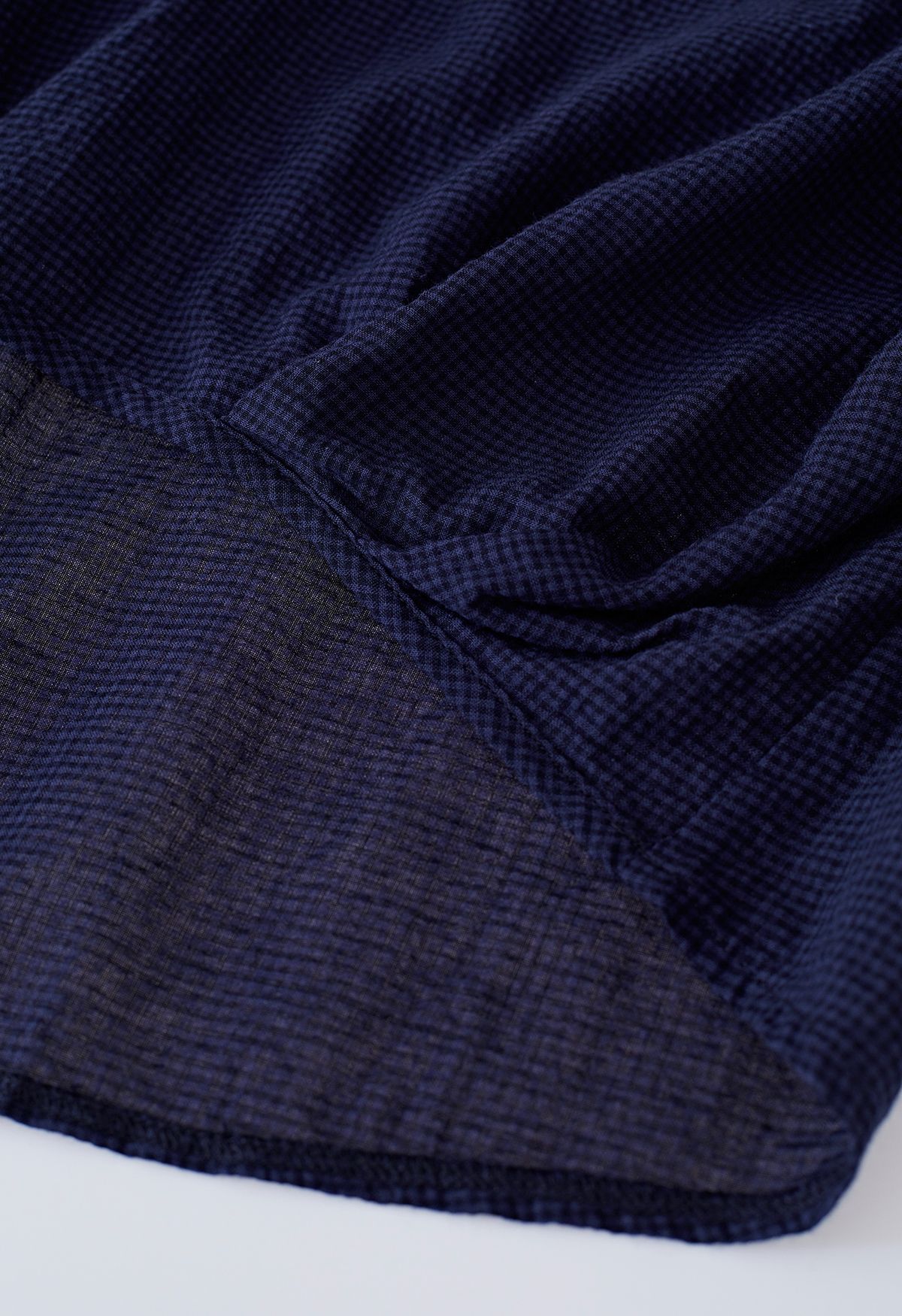 Top de algodón con cuello en V y mangas de croché en azul marino