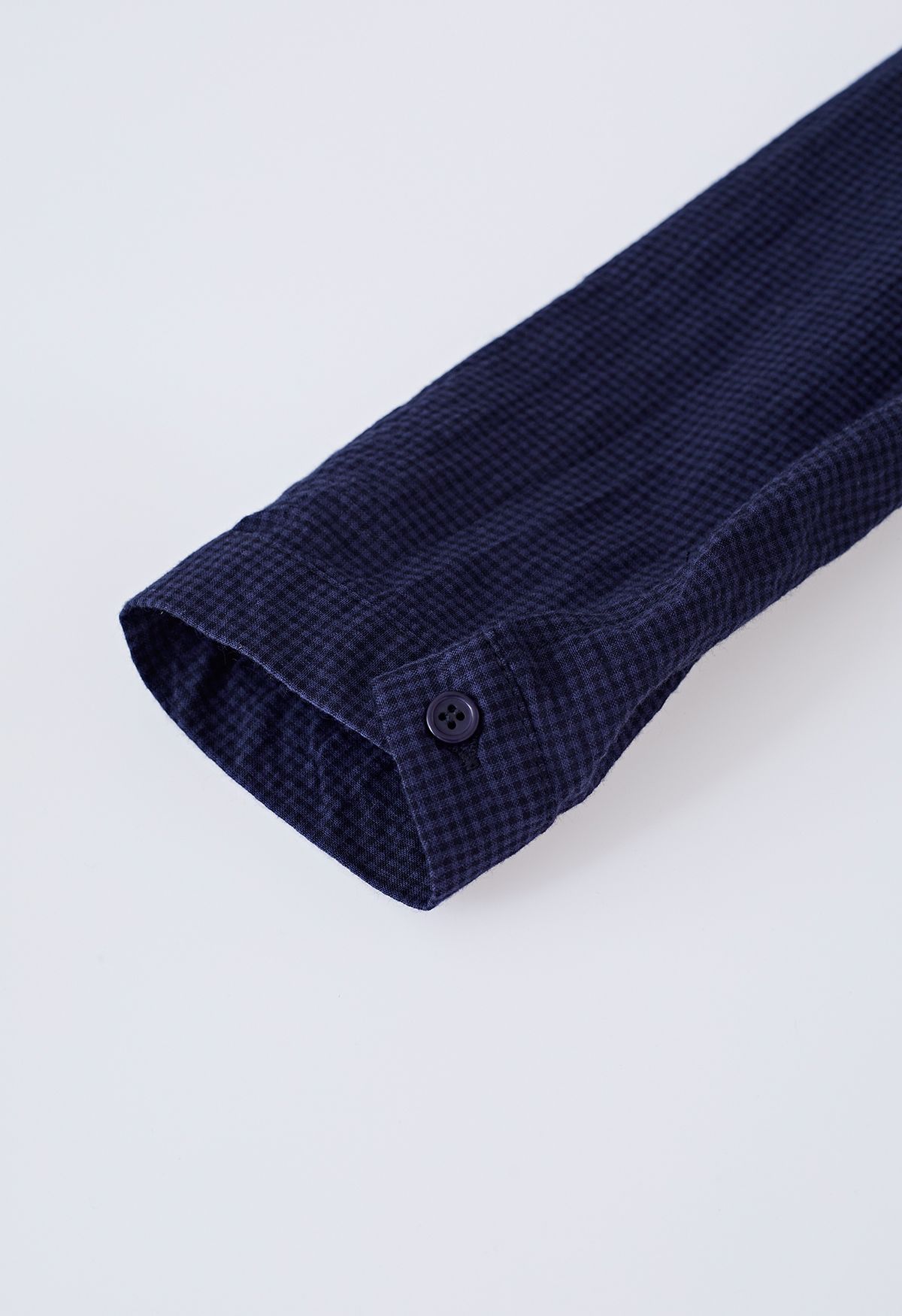 Top de algodón con cuello en V y mangas de croché en azul marino