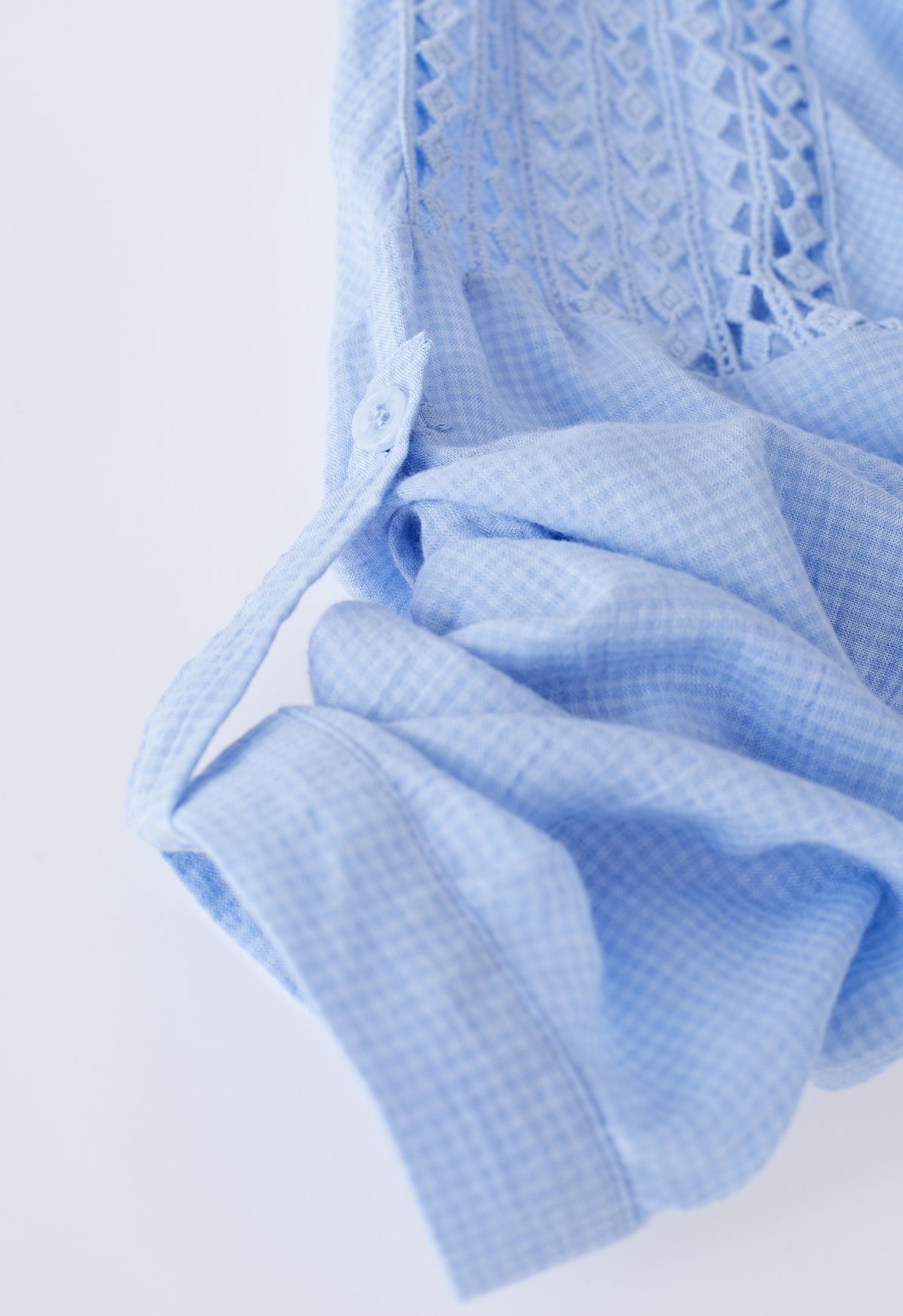 Top de algodón con cuello en V y mangas de croché en azul