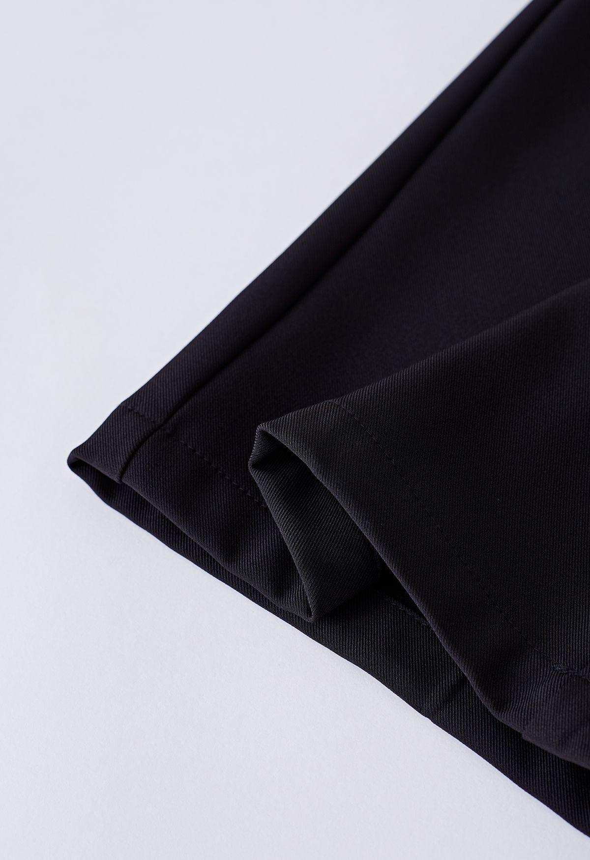 Pantalones de pierna recta adornados con cinturón en negro