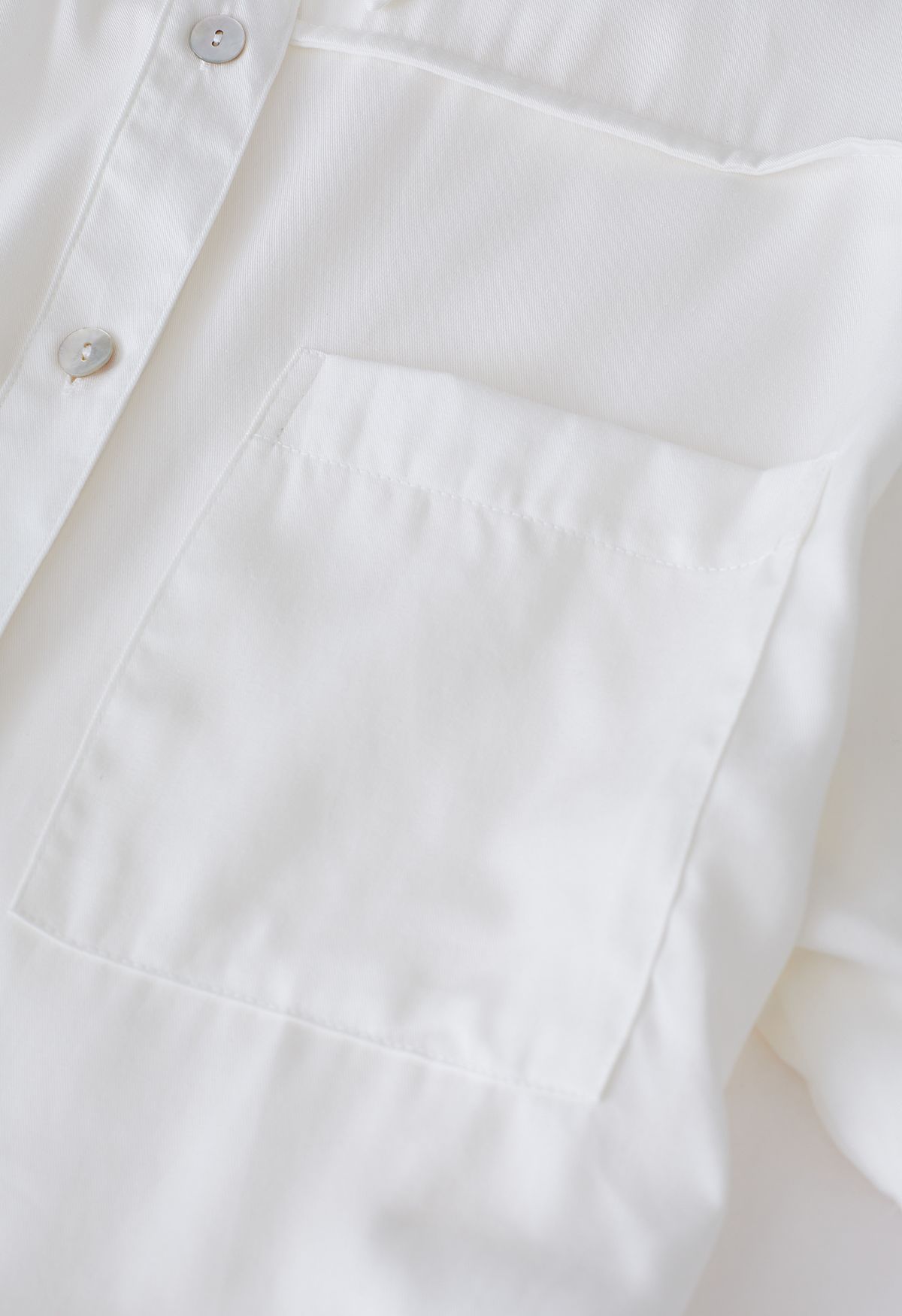 Camisa de manga corta con bolsillo y botones en marfil