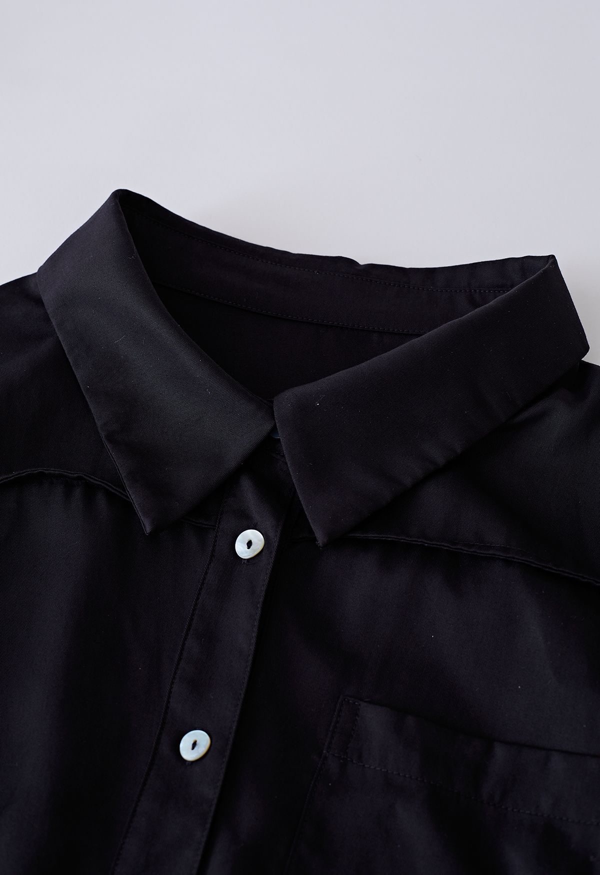 Camisa de manga corta con bolsillo y botones en negro