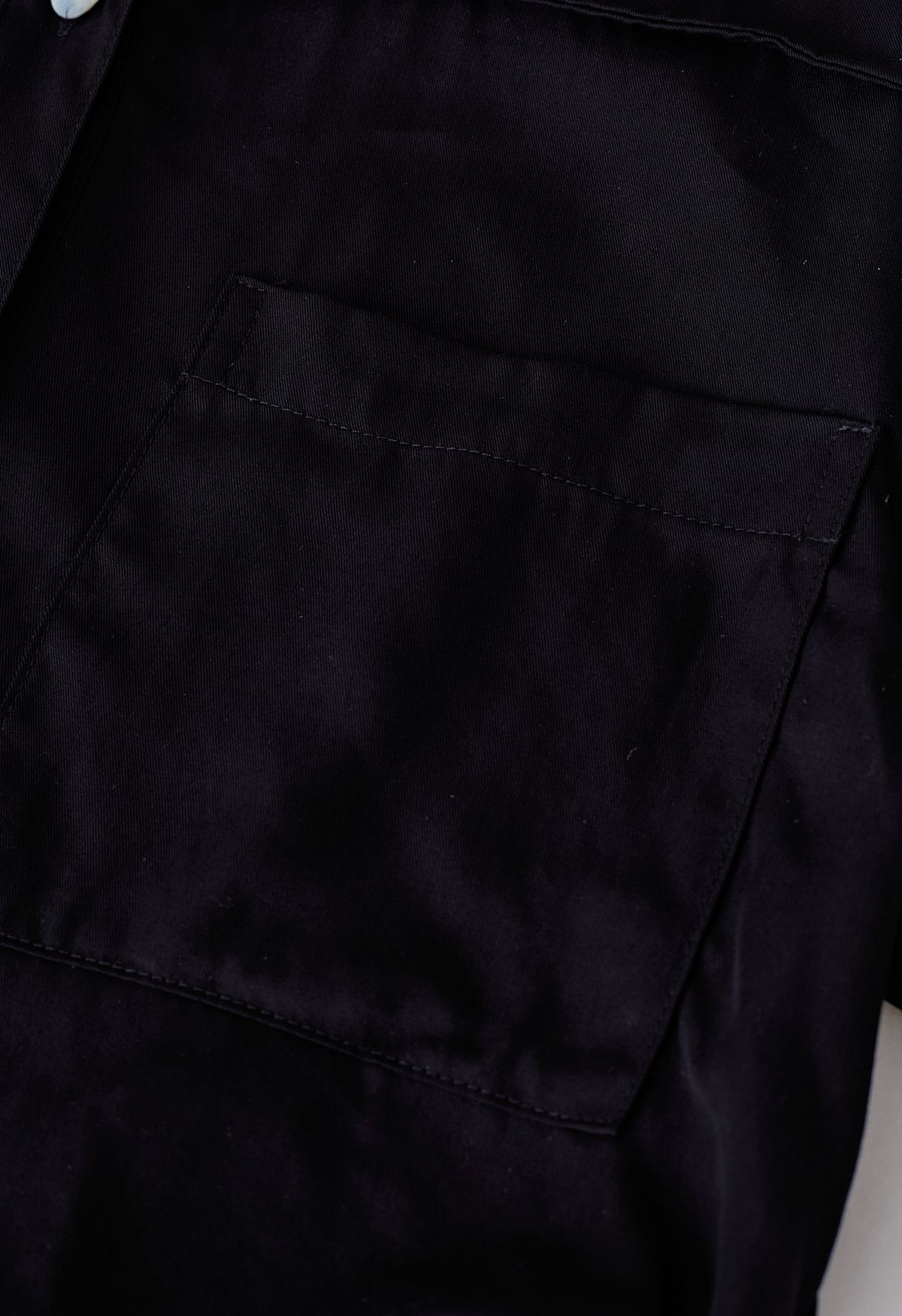 Camisa de manga corta con bolsillo y botones en negro