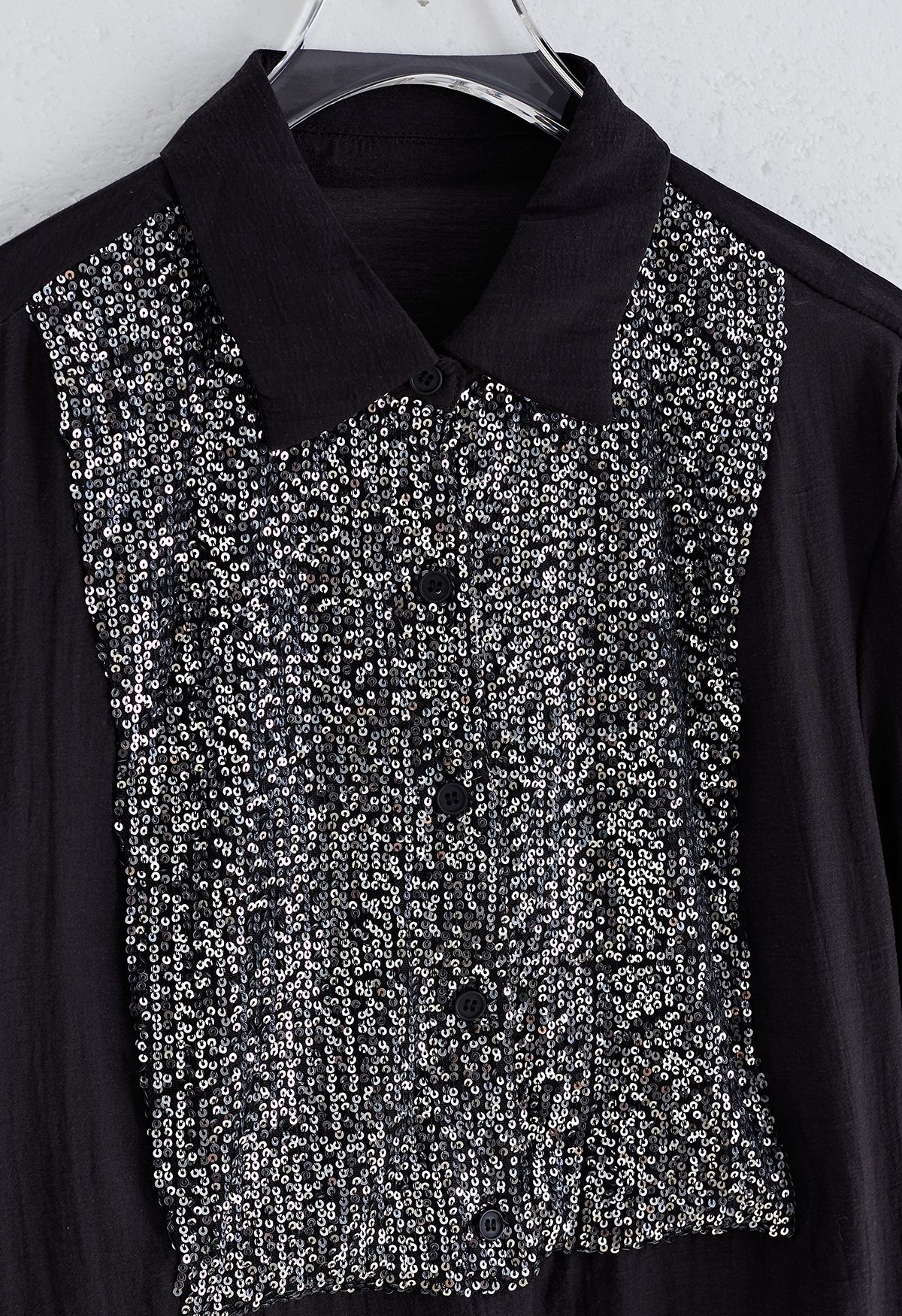 Camisa con botones adornada con lentejuelas brillantes en negro