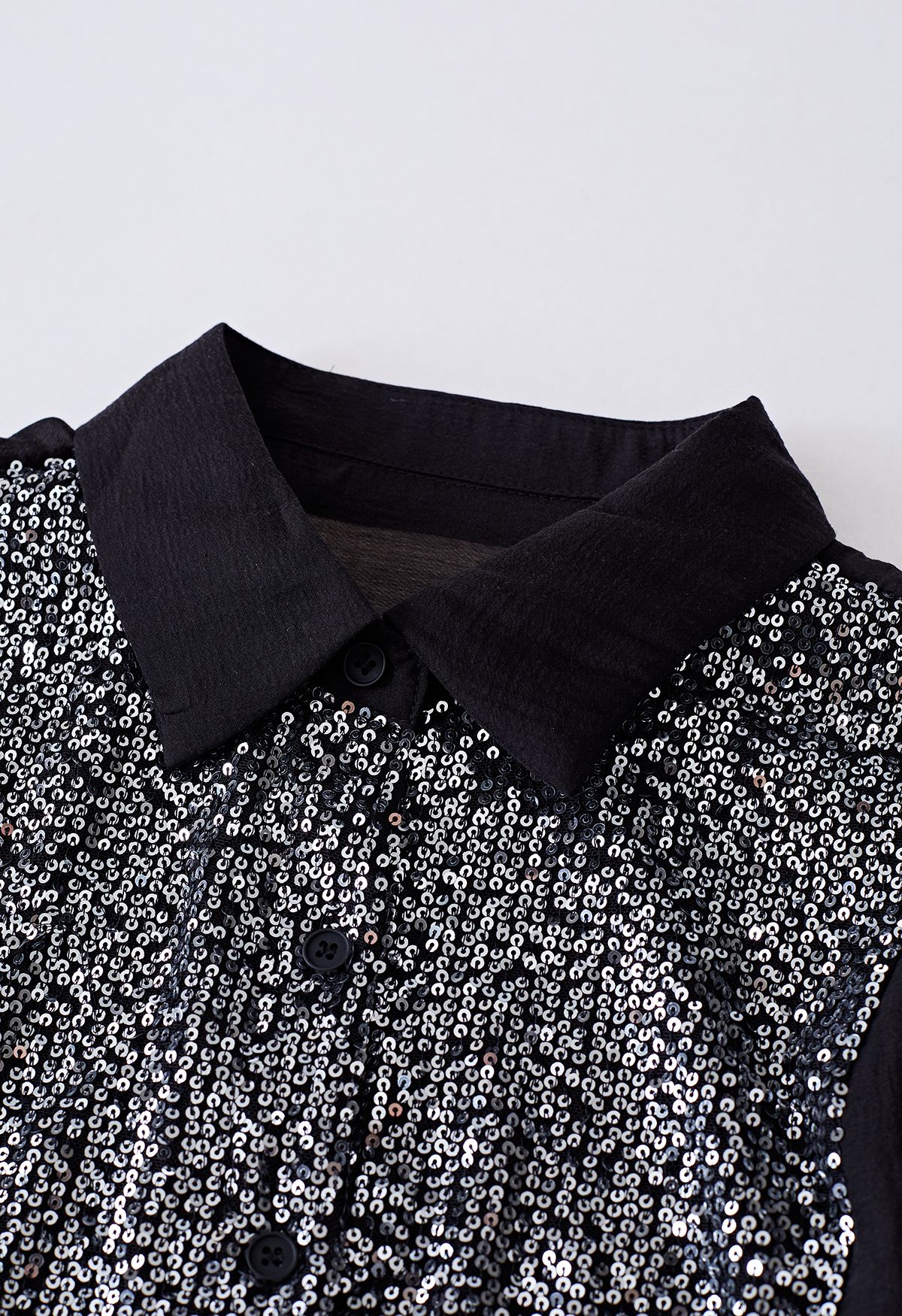 Camisa con botones adornada con lentejuelas brillantes en negro