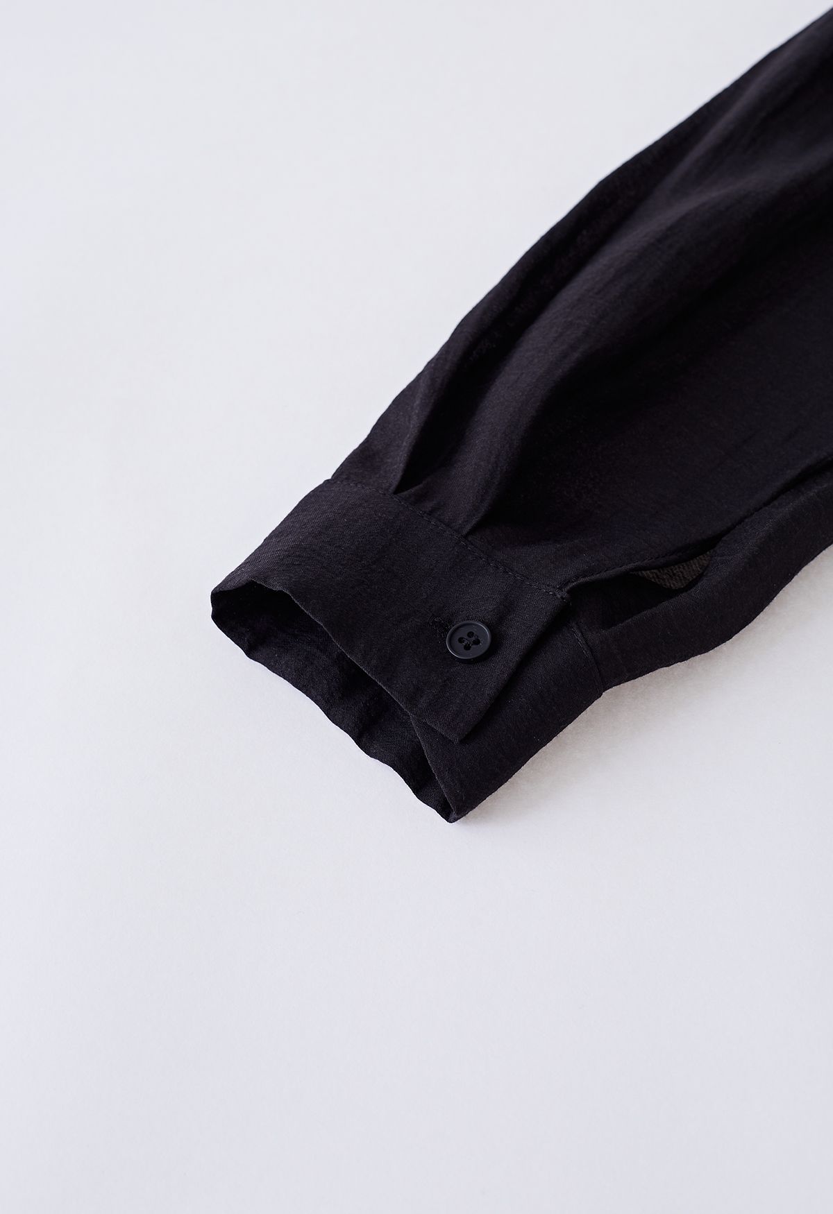 Camisa con botones adornada con lentejuelas brillantes en negro