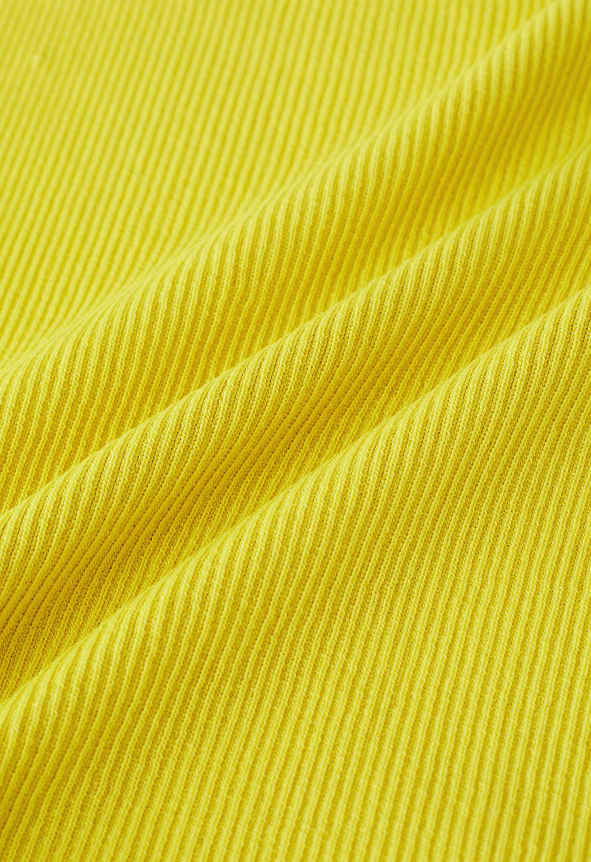 TOP CORTO DE PUNTO ACANALADO CON CUELLO BARCO en amarillo