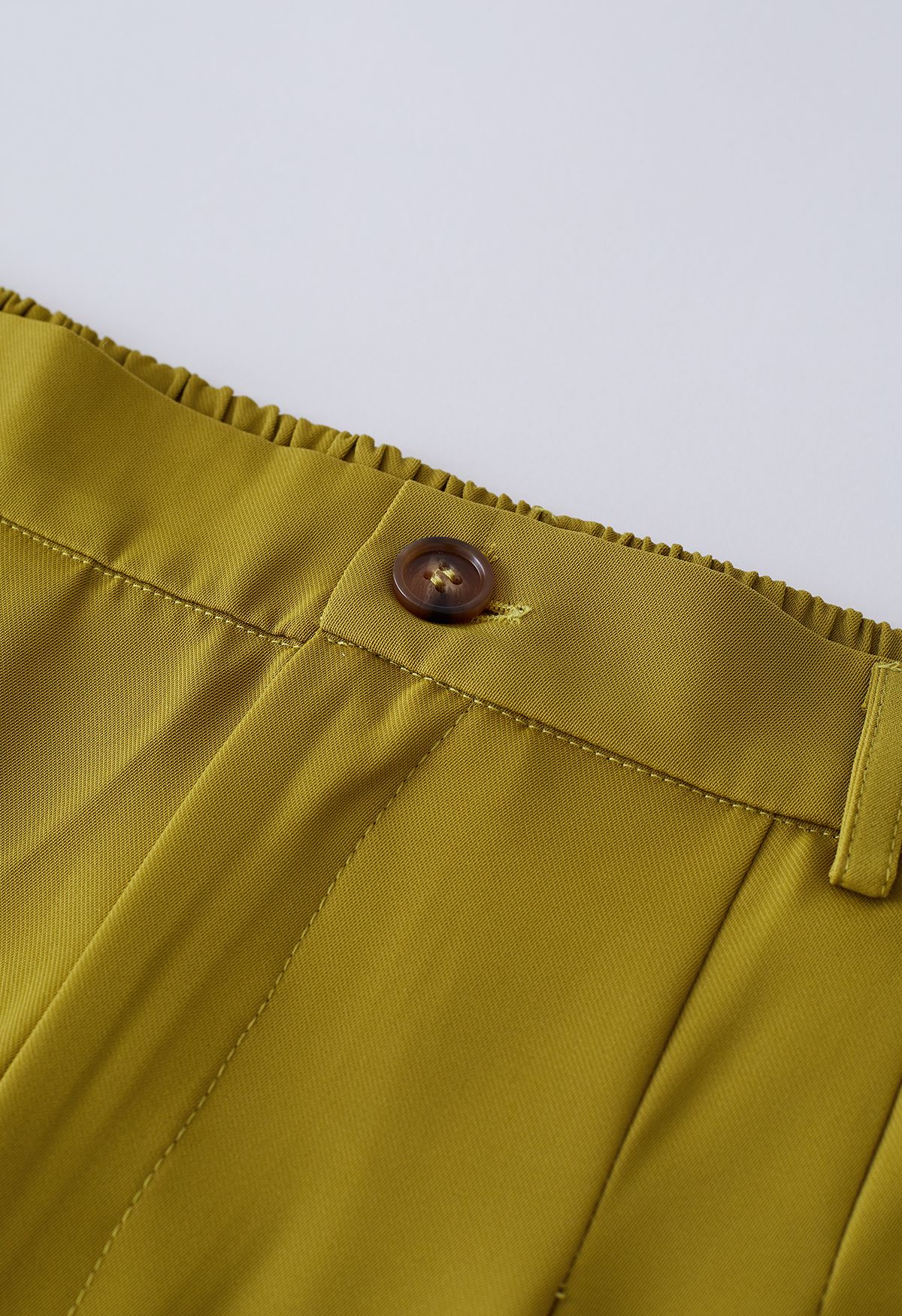 Pantalones rectos con detalle de pliegues en verde musgo
