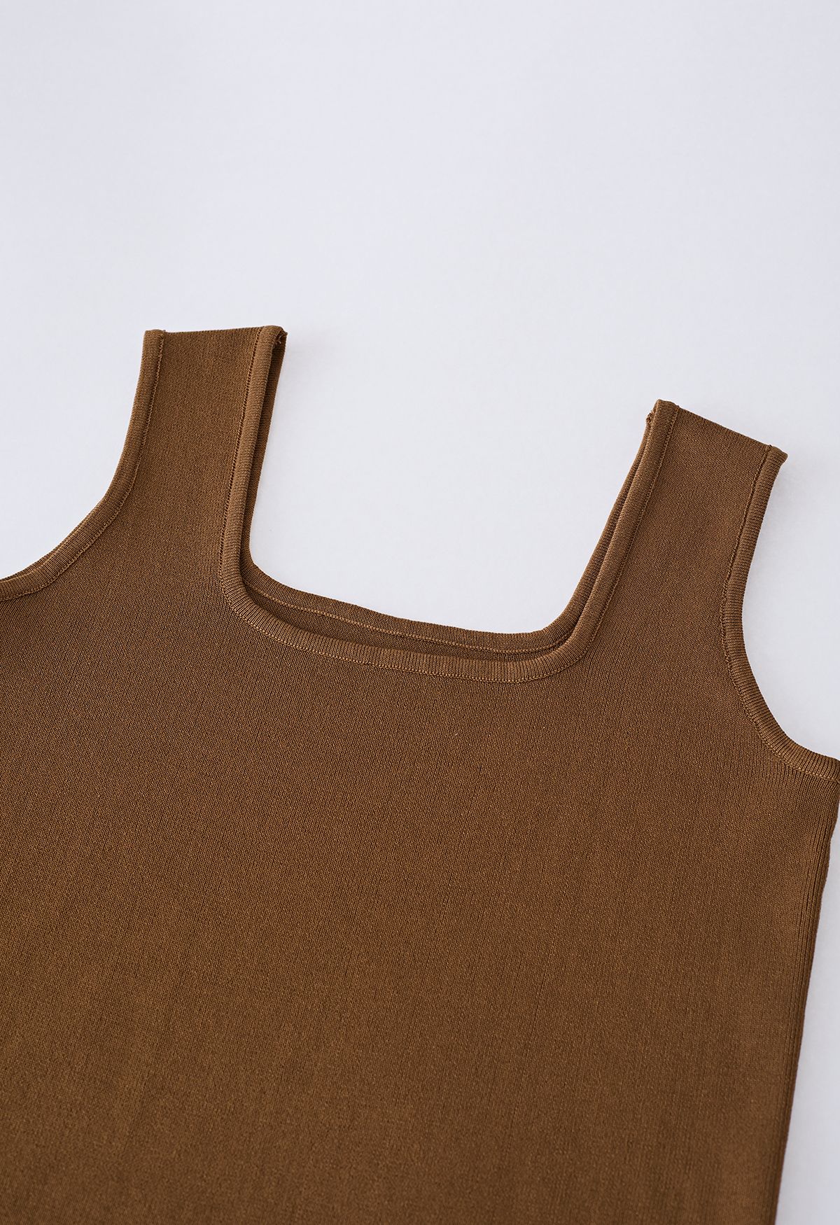 Camiseta sin mangas de punto con cuello cuadrado elegante en marrón