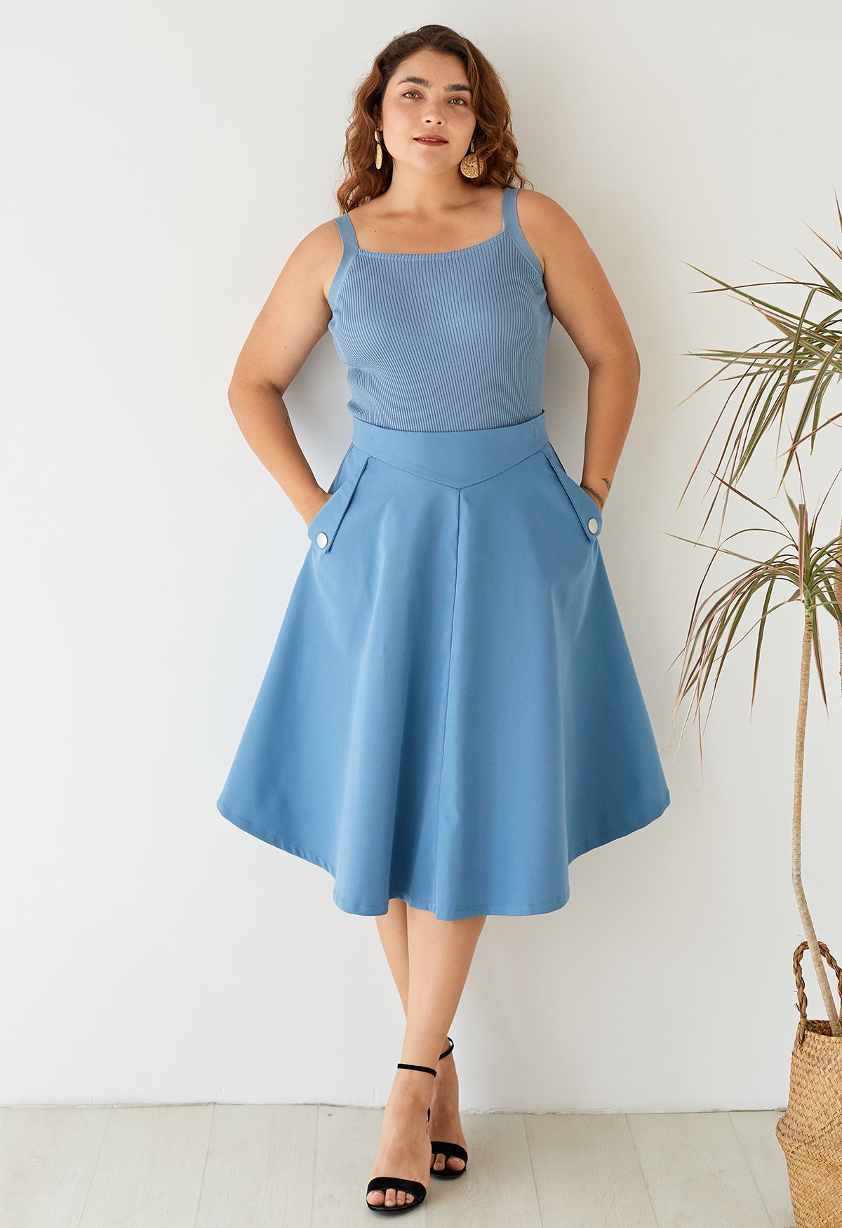 Falda midi de línea simple en simplicidad clásica en azul