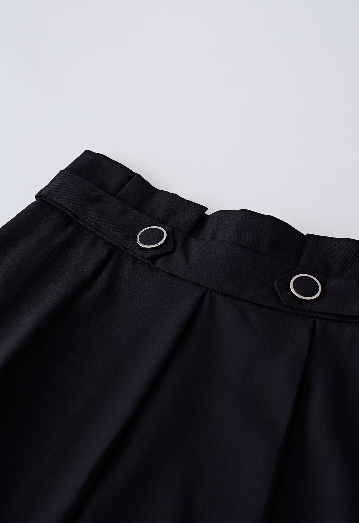 Falda midi plisada con cintura abotonada en negro