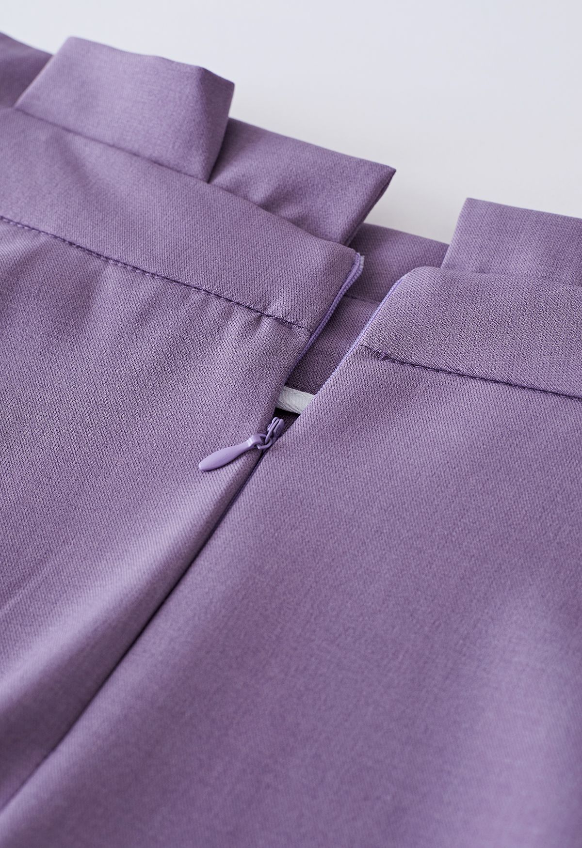 Falda midi plisada con cintura abotonada en lila
