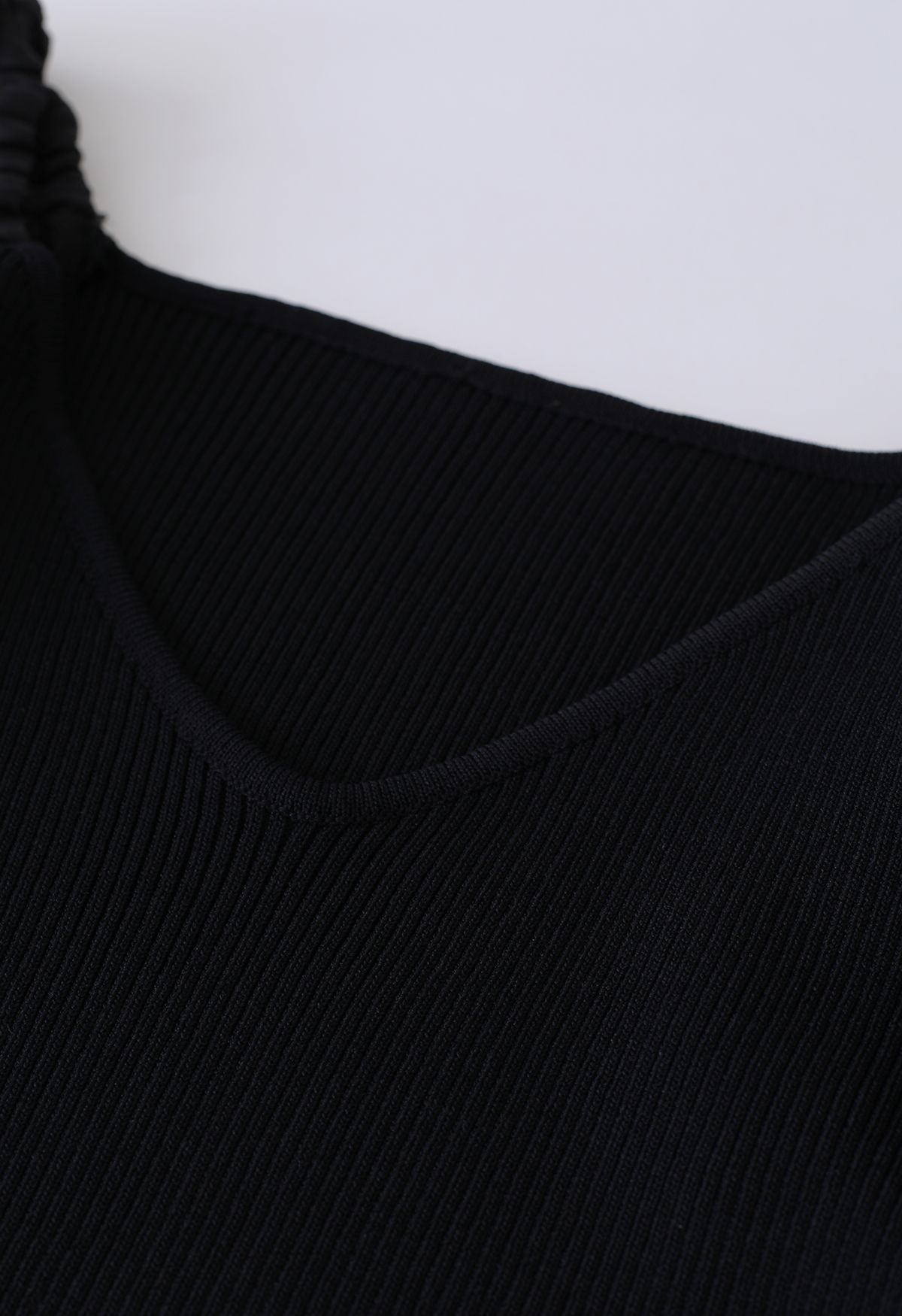 Top corto de punto con mangas onduladas escalonadas empalmadas en negro