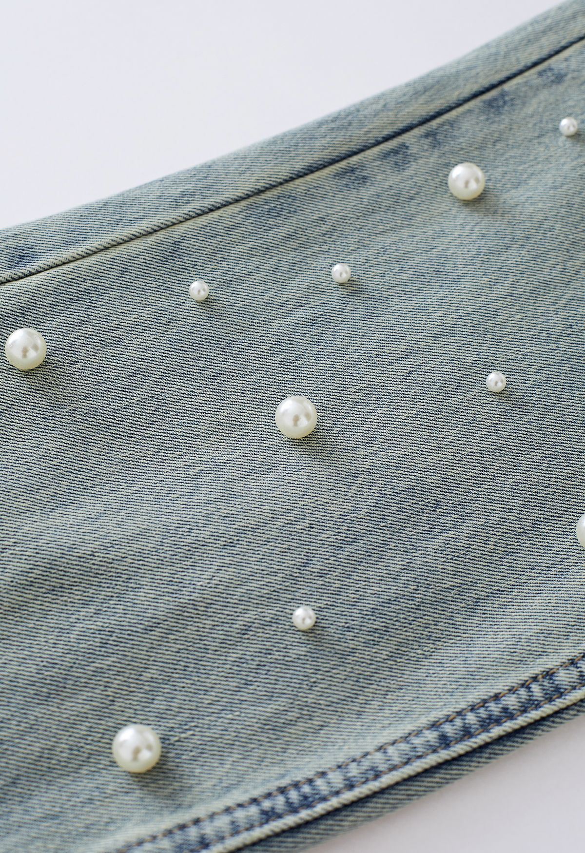 Jeans acampanados con adorno de perlas retro
