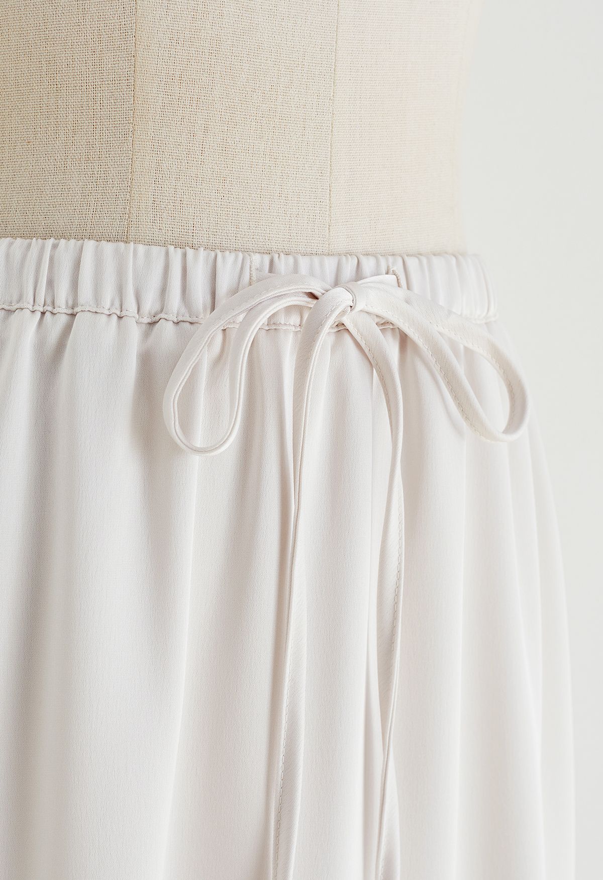 Falda larga de satén con cordón elástico en la cintura en marfil