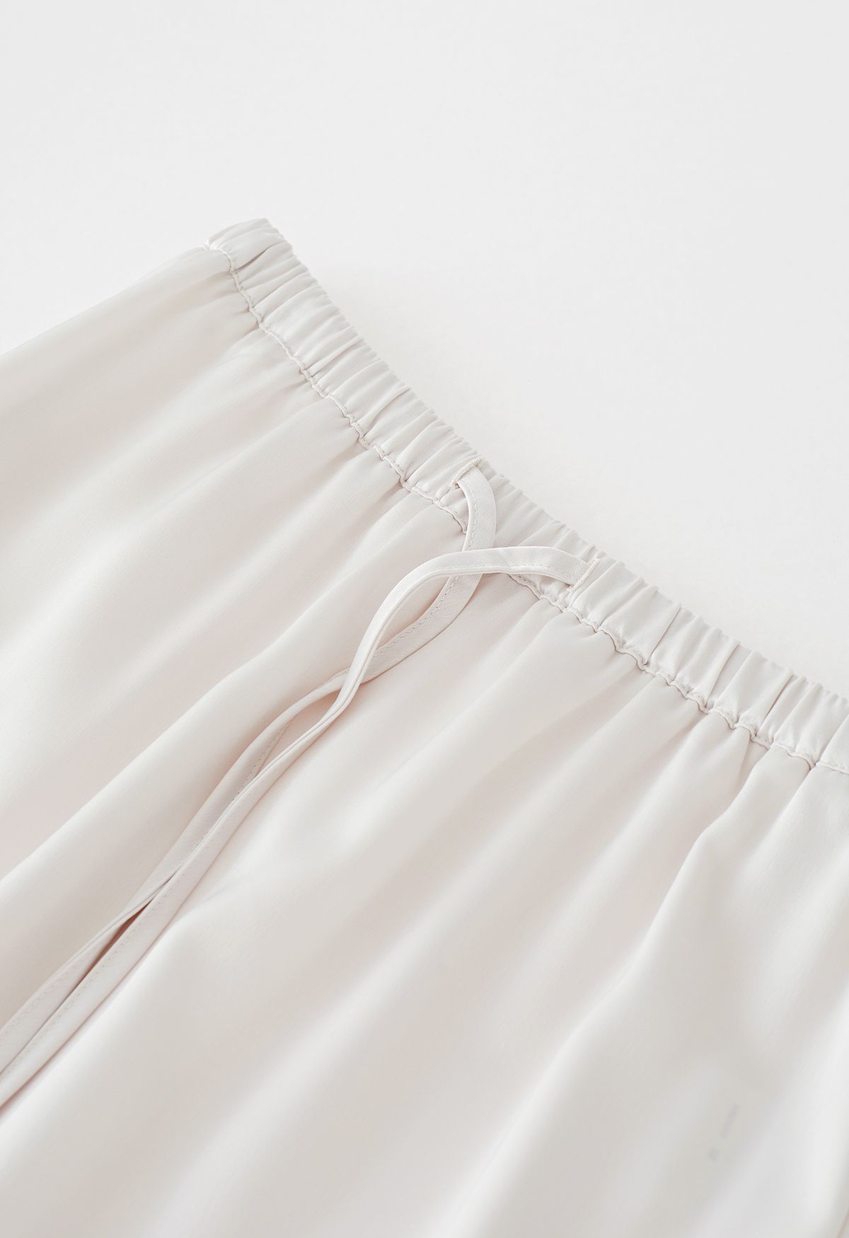 Falda larga de satén con cordón elástico en la cintura en marfil