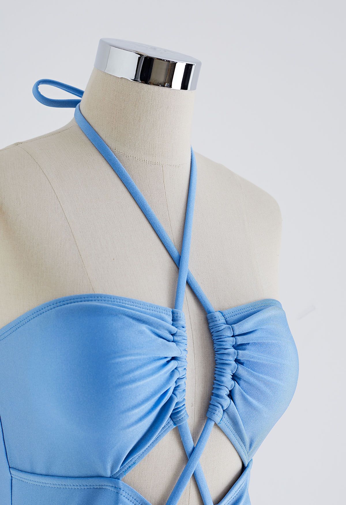 Bañador de cuello halter entrecruzado con recortes en azul