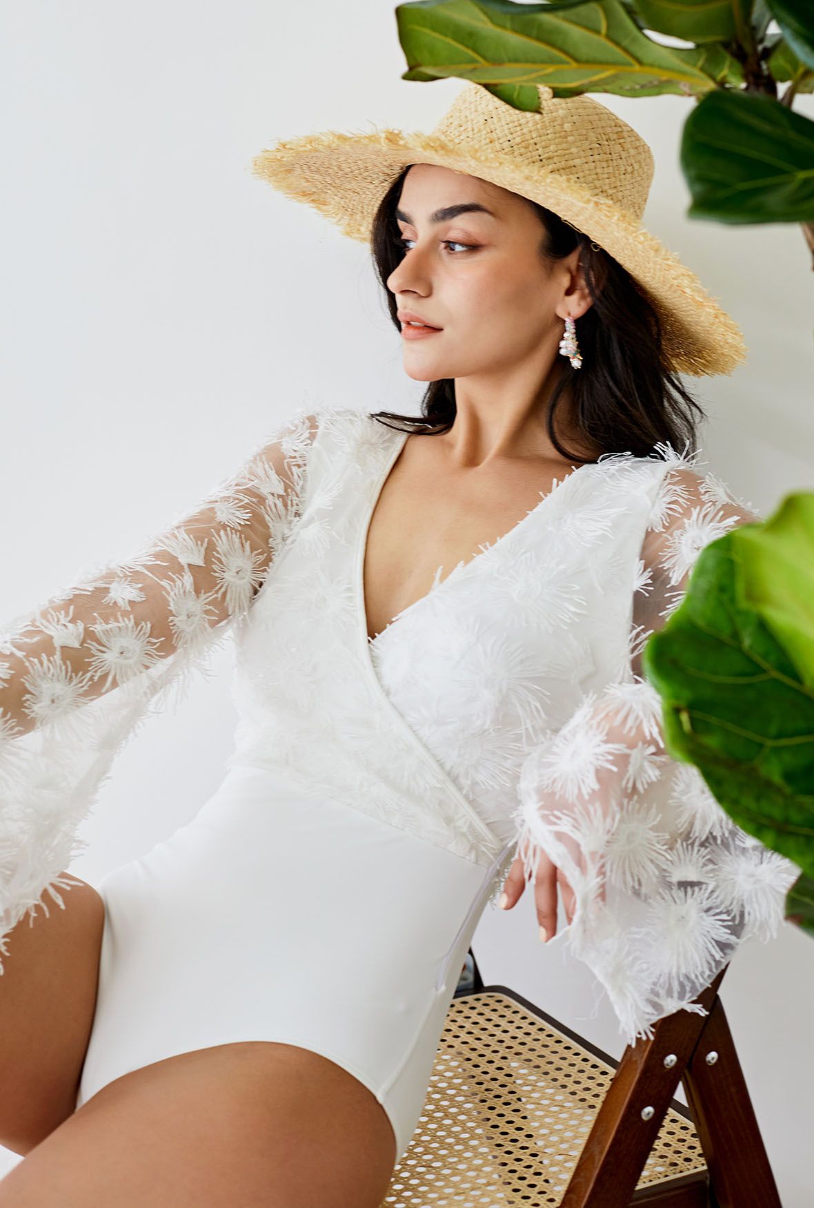 Conjunto de traje de baño y pareo con mangas transparentes y borlas florales