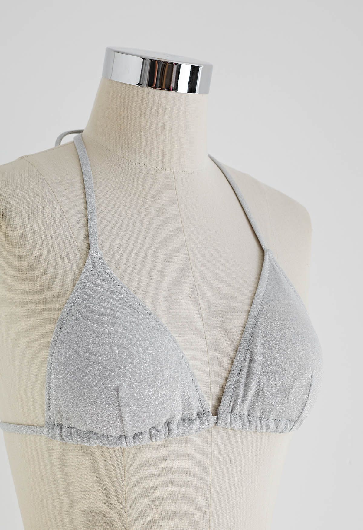 Deslumbrante conjunto de bikini con cordón metálico en gris