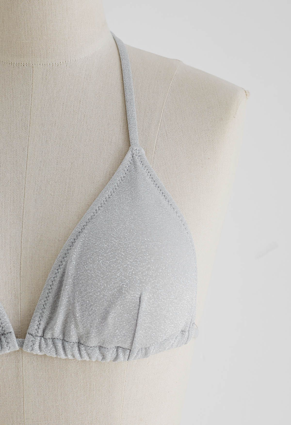 Deslumbrante conjunto de bikini con cordón metálico en gris