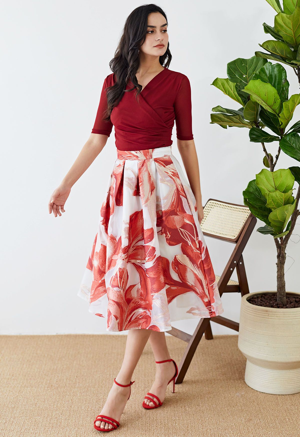 Falda midi plisada de organza de jacquard floral artístico en rojo