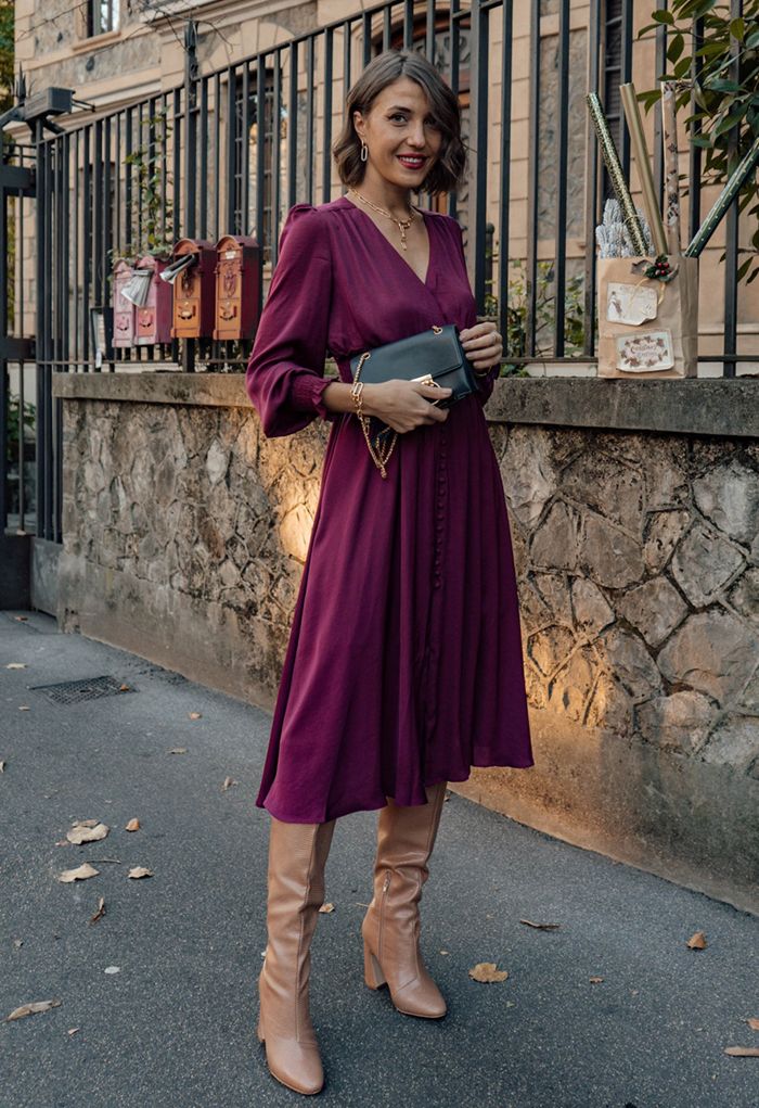 VESTIDO MIDI ENVOLVENTE DE SATÉN CON BOTONES EN VINO