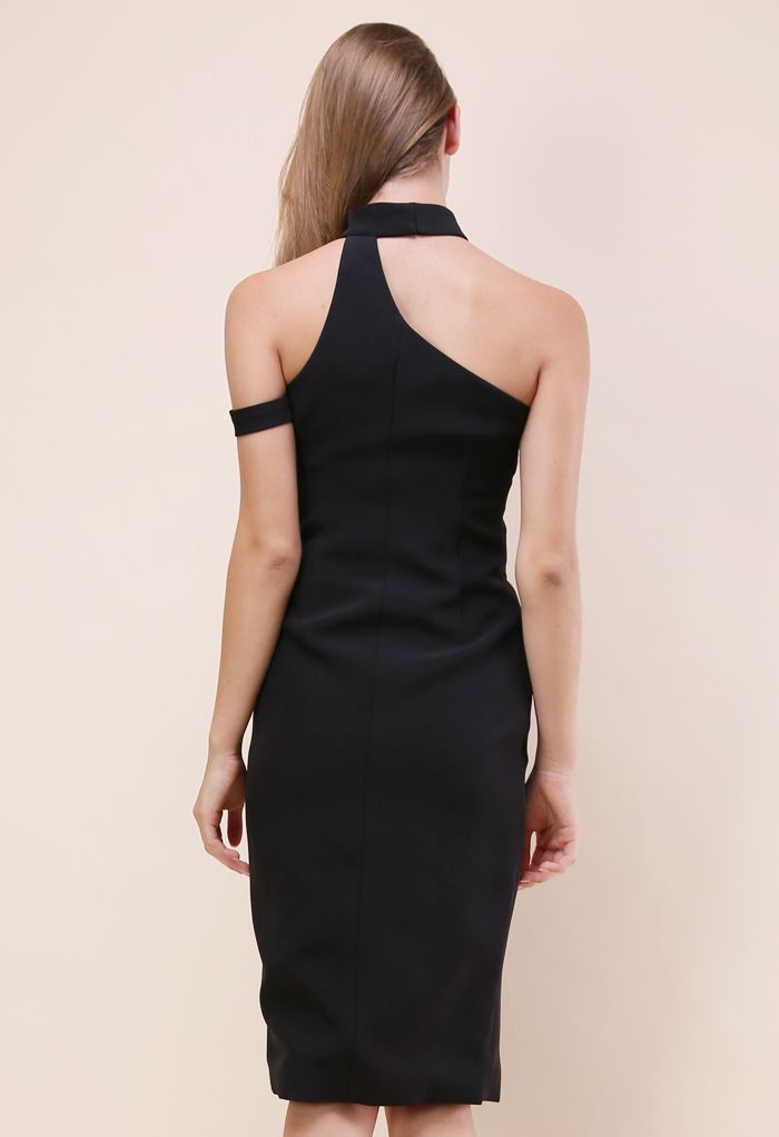 Vestido negro super elegante con escote halter