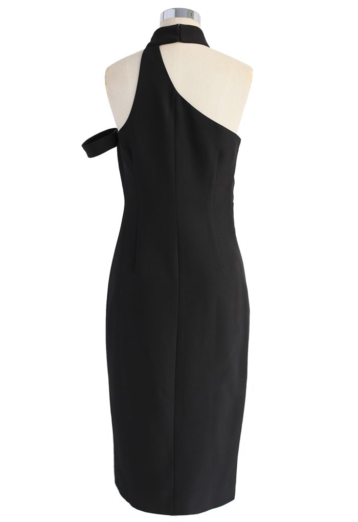 Vestido negro super elegante con escote halter