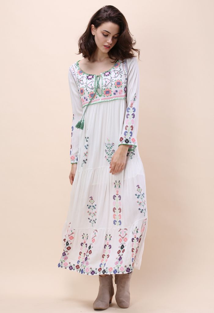 Maxi Vestido Blanco con Bordado Floral