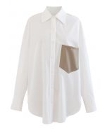 Camisa blanca con bolsillo de piel sintética y botones