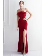 Vestido de fiesta sin tirantes con ribete de plumas en rojo