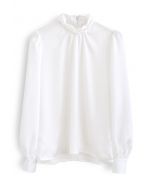 Camisa blanca de satén con cuello falso fruncido y decoración de cuentas